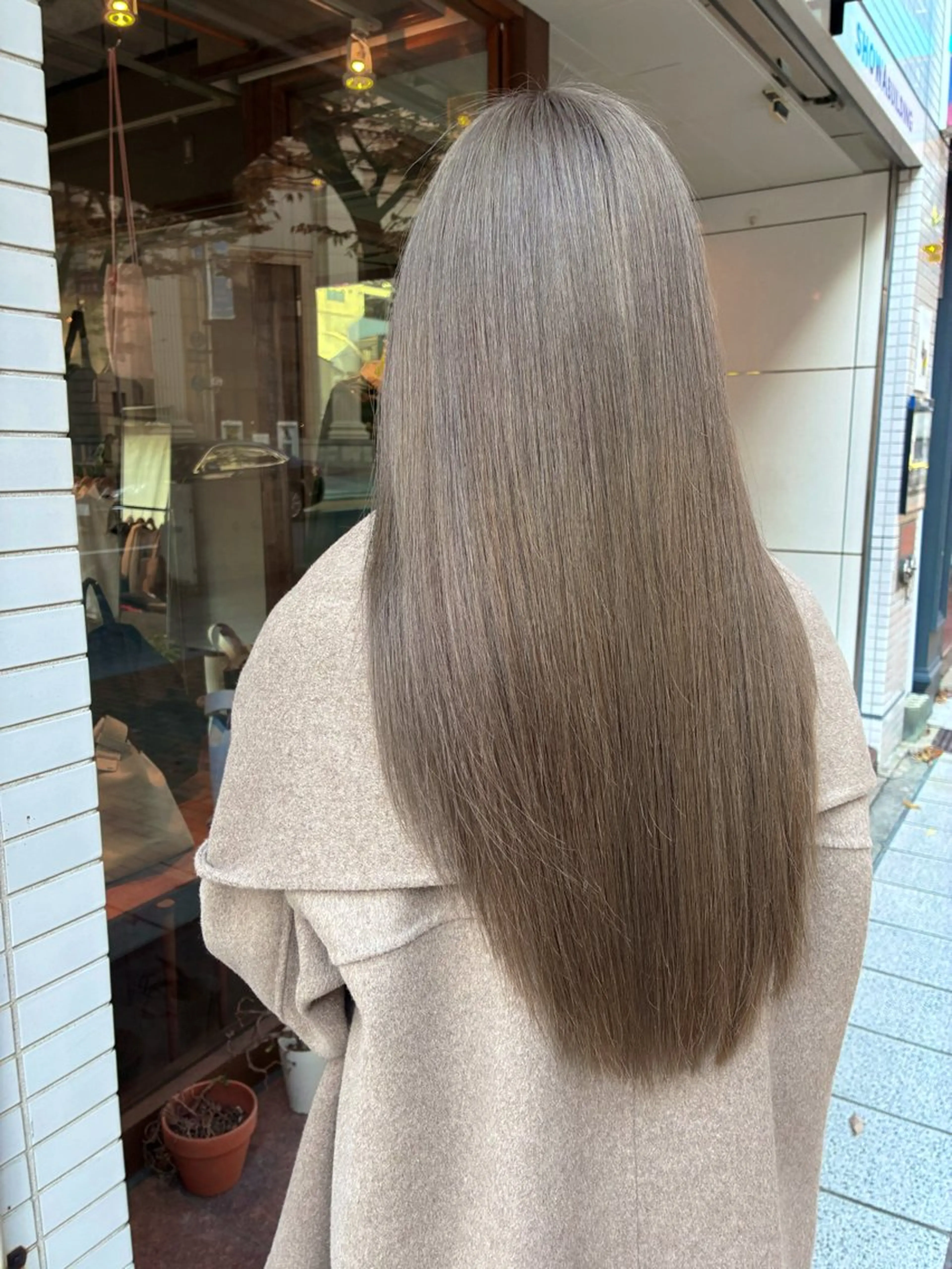セミロング カラー ブリーチ グレージュ 山本 雅由のヘアスタイル