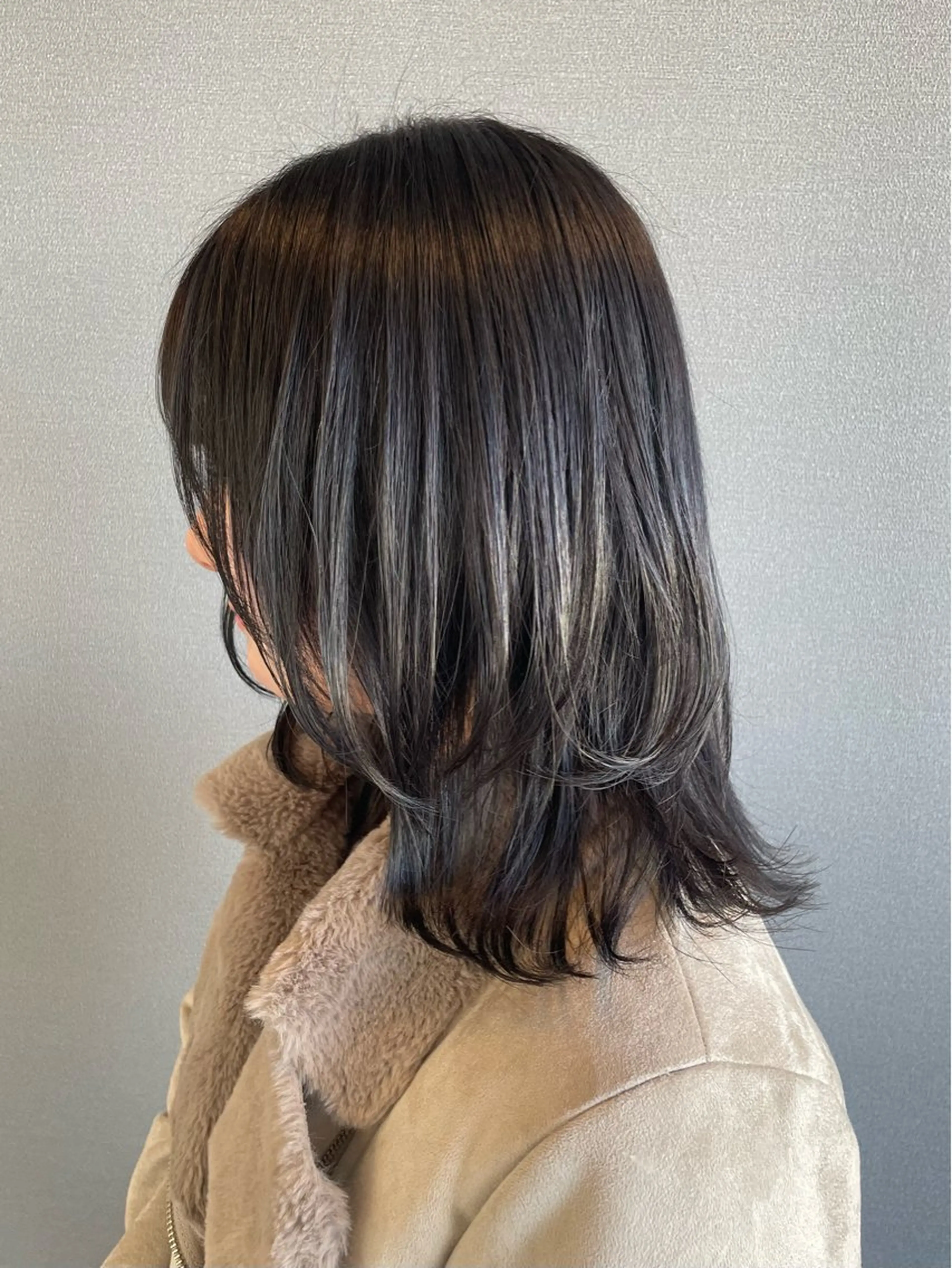 ミディアム カラー ブリーチ ダークグレー レイヤーカット カット ヘアカラー トリートメント kitin 吉祥寺 山岸花のヘアスタイル