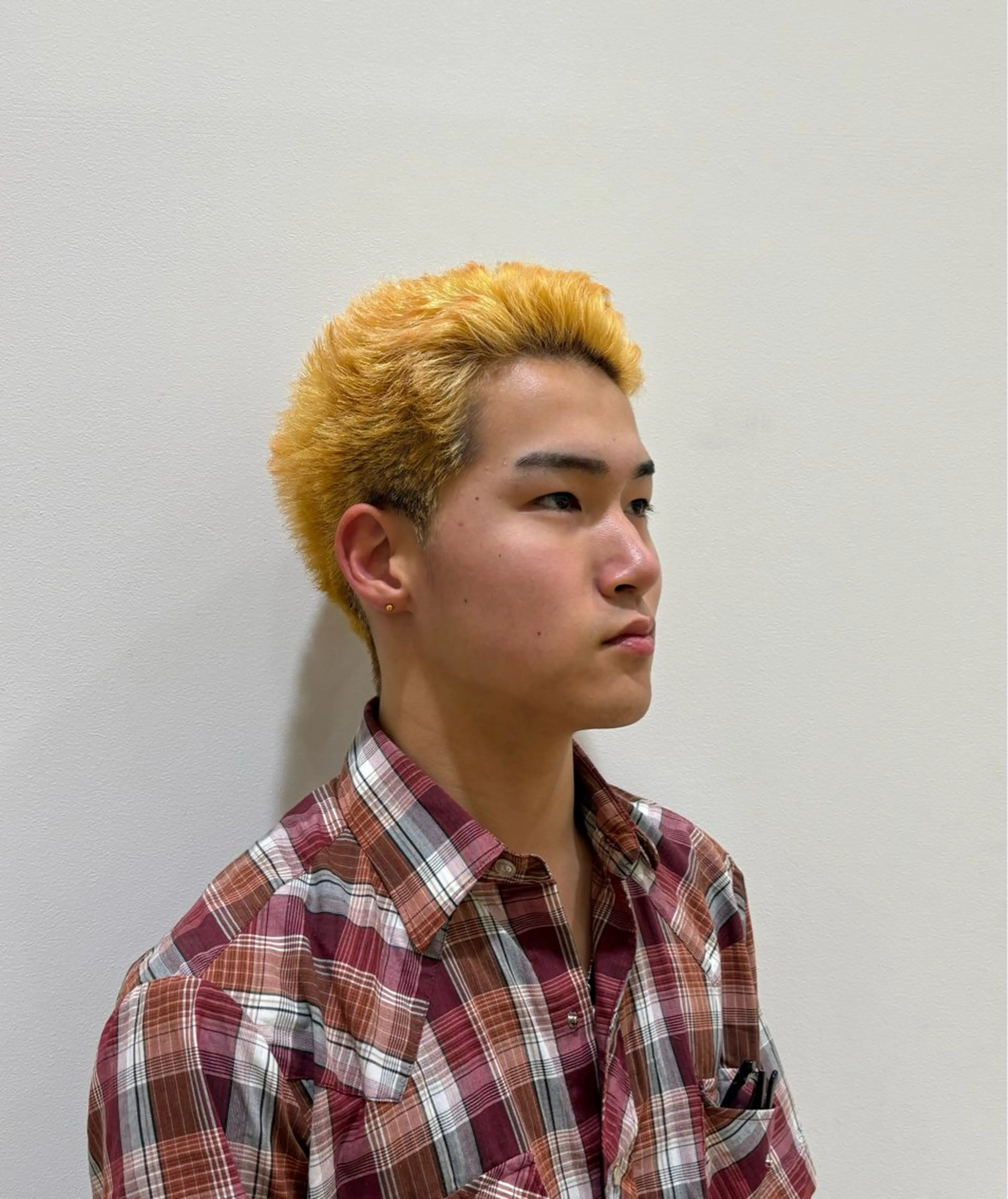 ショート カラー メンズ メンズブリーチ 刈り上げ ブリーチ 抜きっぱなしブロンド ショートヘア Reverie  ZENKO所属・田中 真白のヘアスタイル