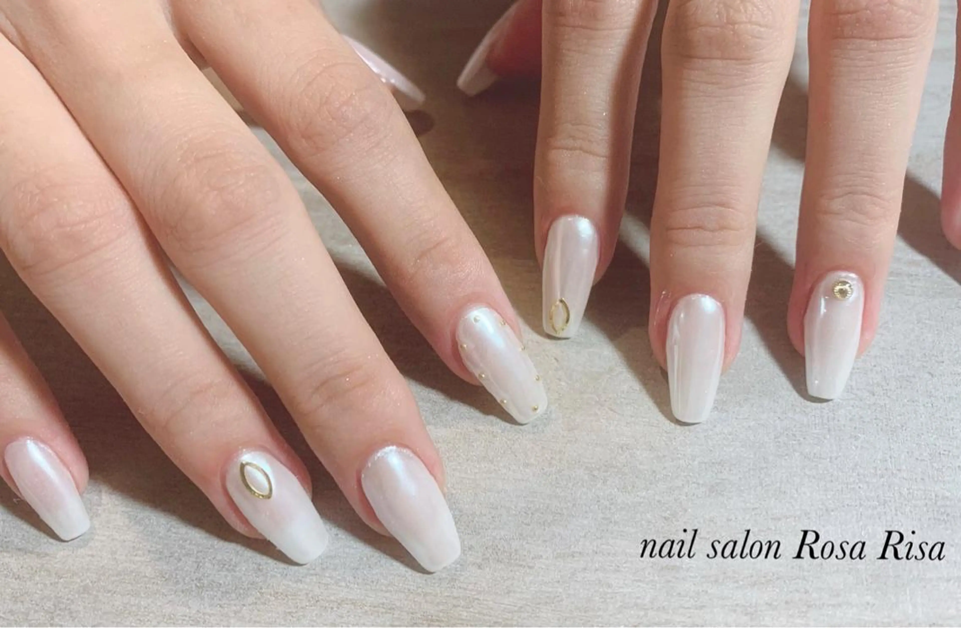 ミディアム ネイル ミラーネイル ホワイト ネイルスタジオ シェイクユアハンズのネイルデザイン