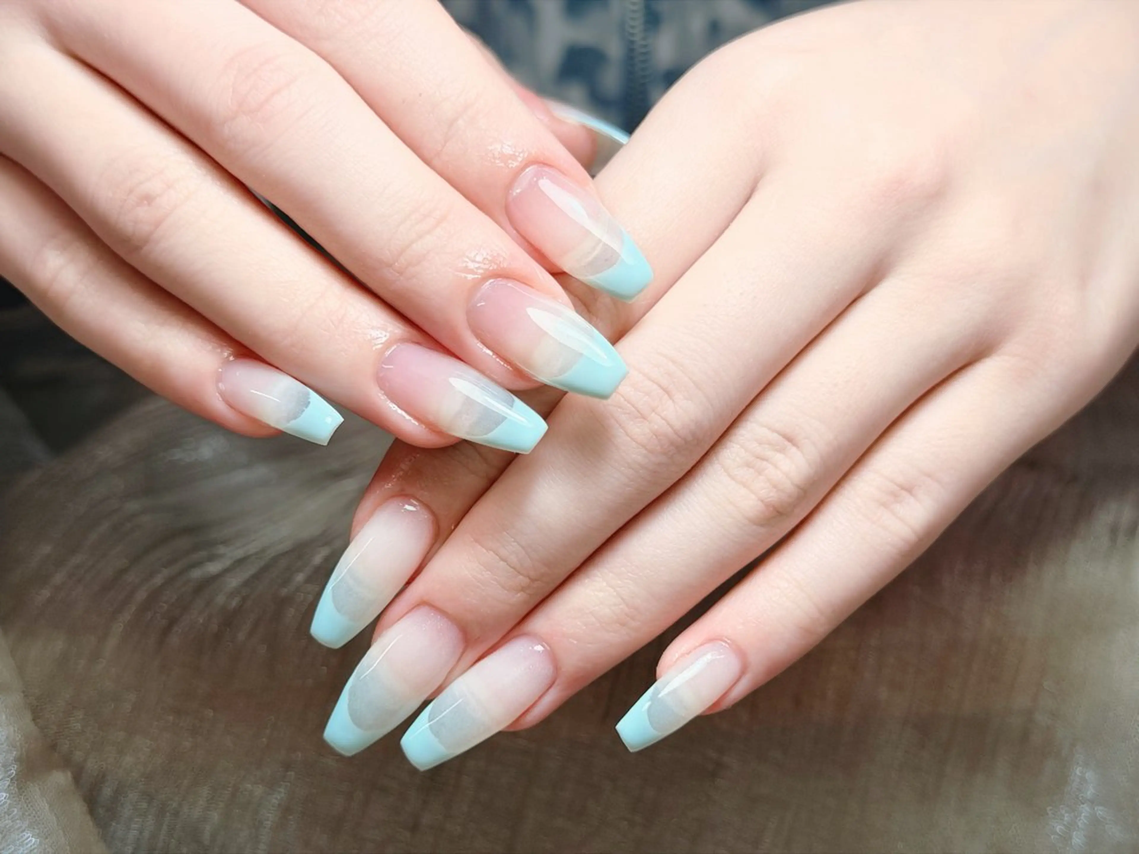 ネイル オーロラネイル ブルー チークネイル フットネイル フレンチネイル ハンドネイル AMI 新大久保のネイルデザイン