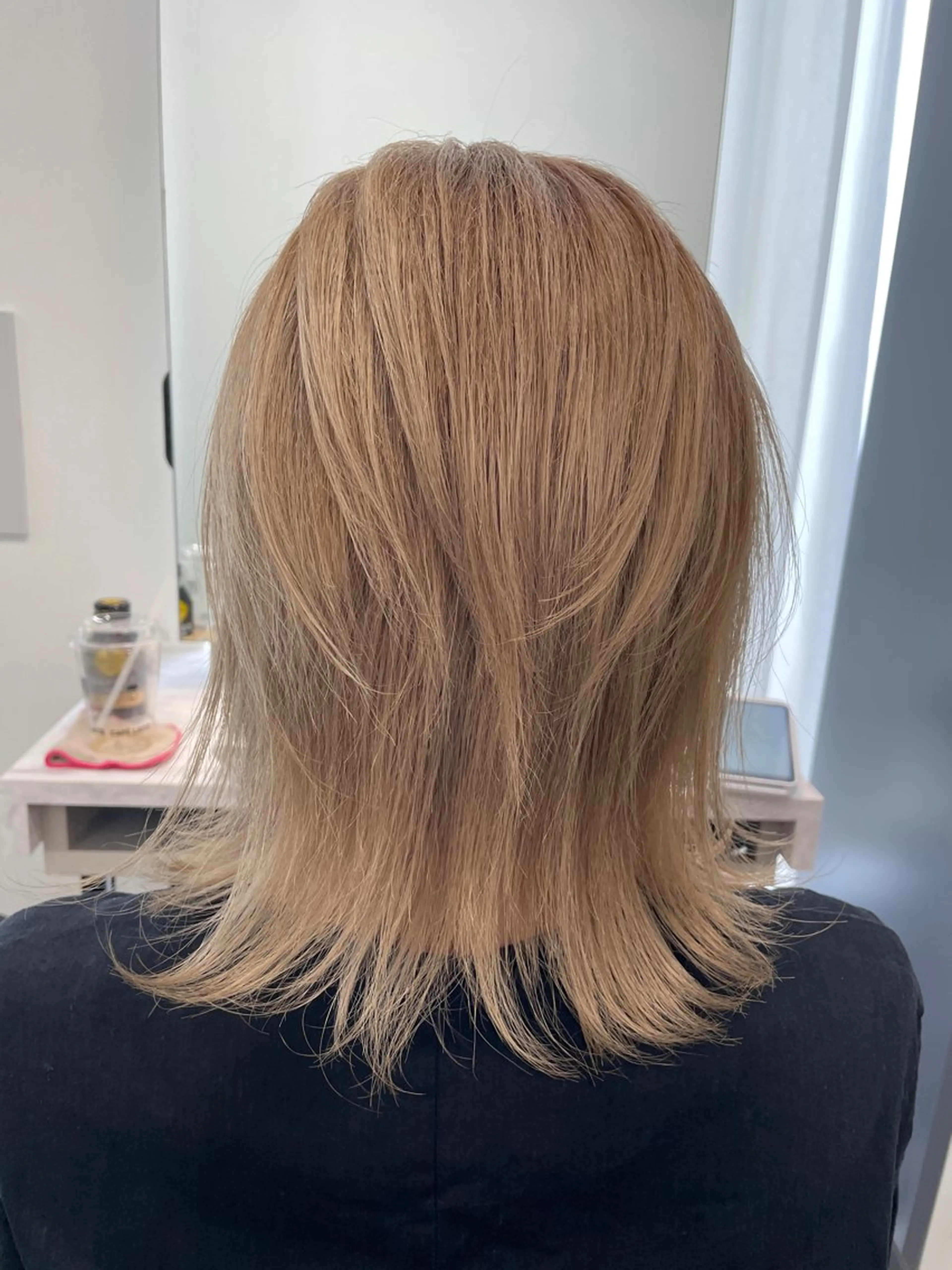 ミディアム カラー ベージュカラー ダブルカラー ホワイトベージュ カット ヘアカラー トリートメント 末石 智のヘアスタイル