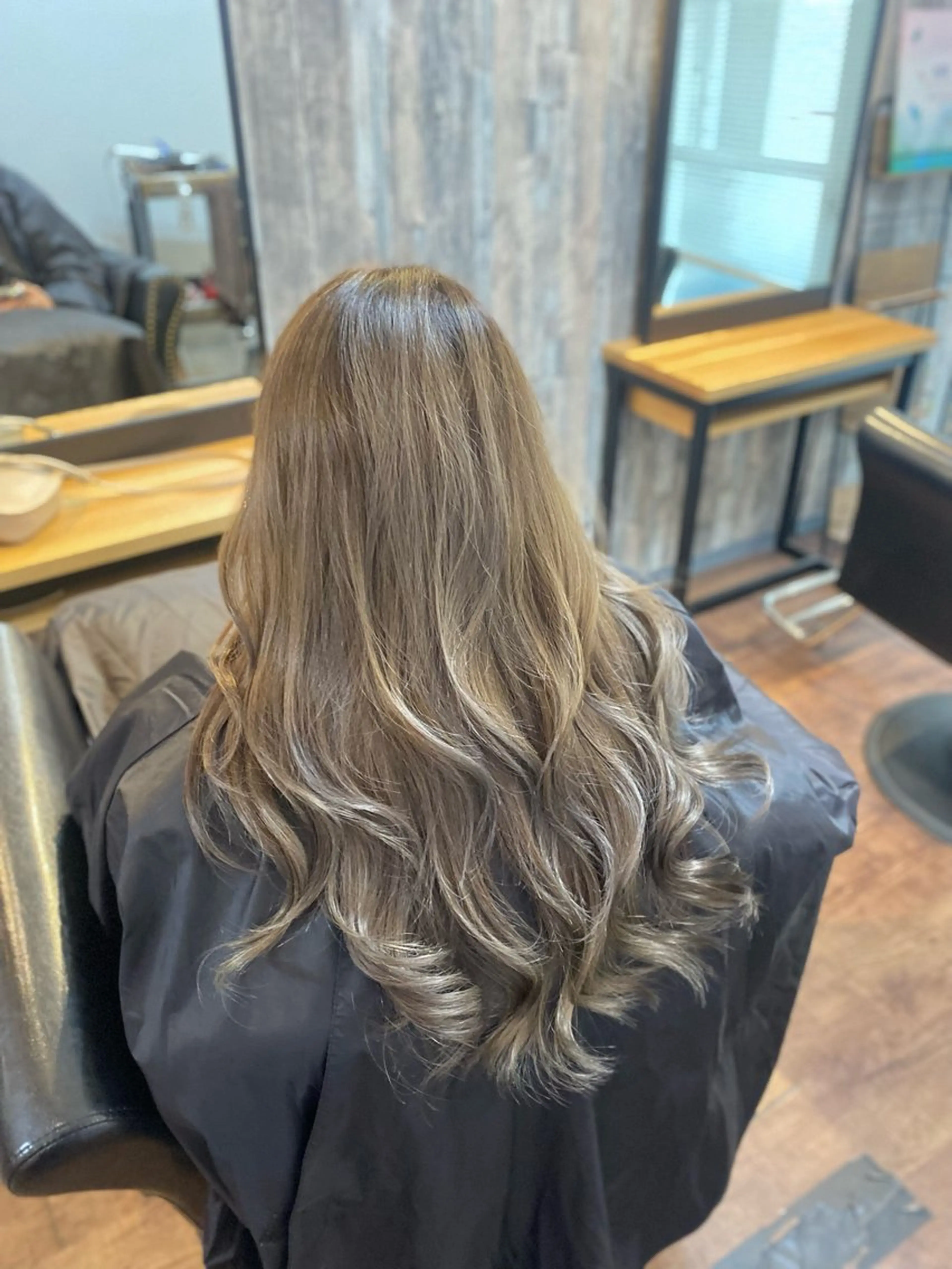 ロング カラー ブリーチ グレージュ カット ヘアカラー トリートメント Luzir⭐︎ GEN⭐︎のヘアスタイル