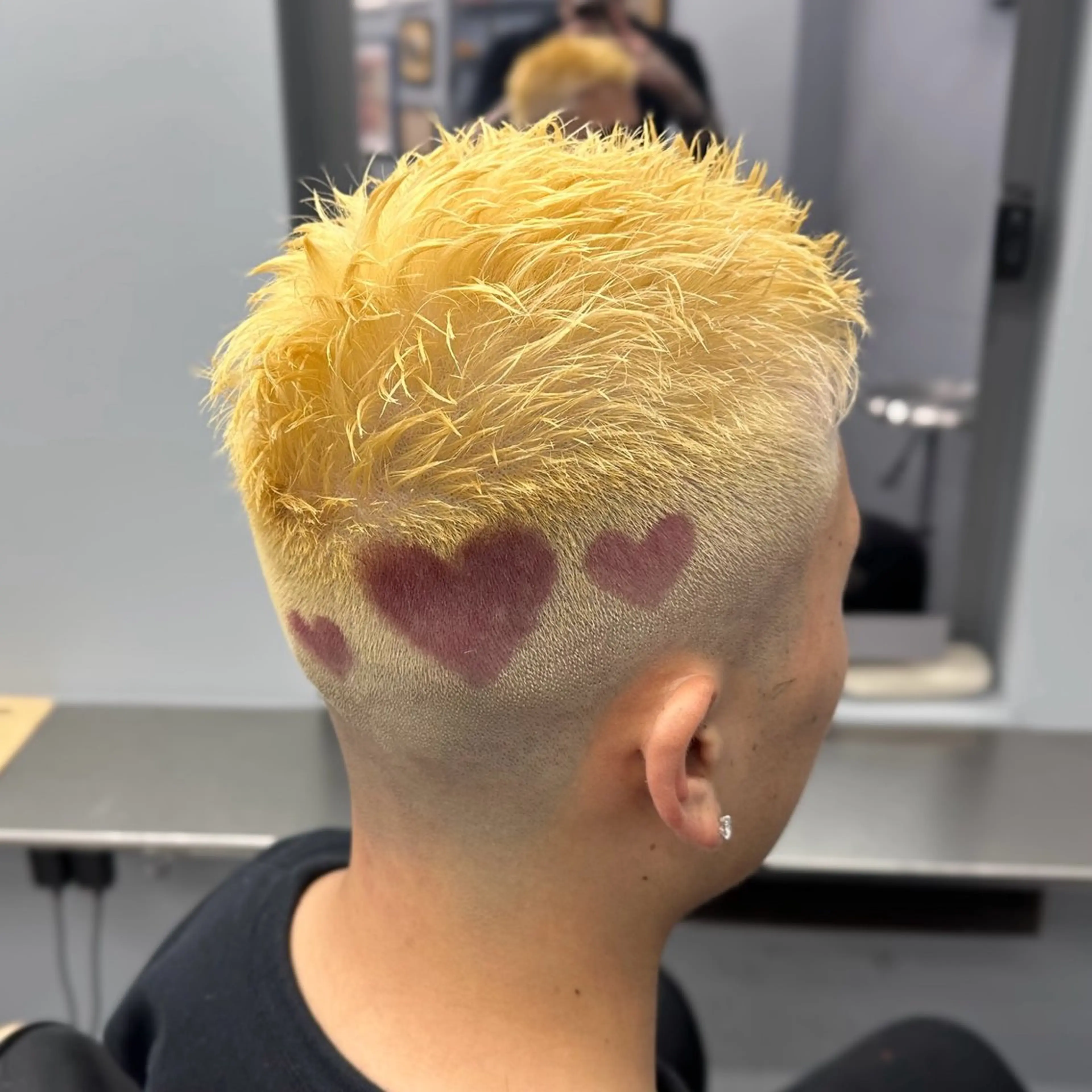 ショート カラー メンズ メンズブリーチ センターパート フェードカット メンズパーマ スペインカール カット ヘアカラー 池袋/カラー/パーマ NATSUのヘアスタイル