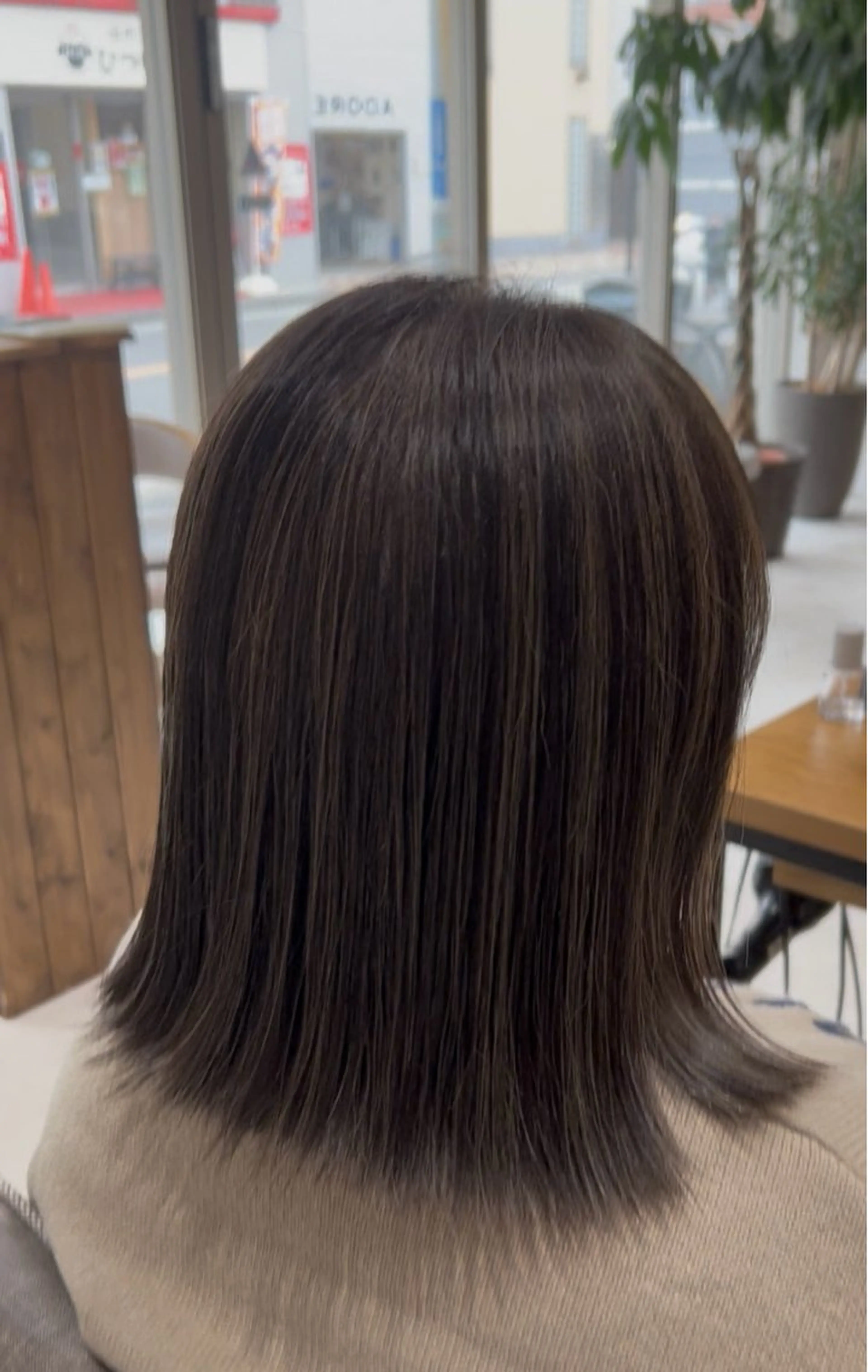 ミディアム カラー ヘアカラー 赤みゼロ 🤎柔ベージュのヘアスタイル
