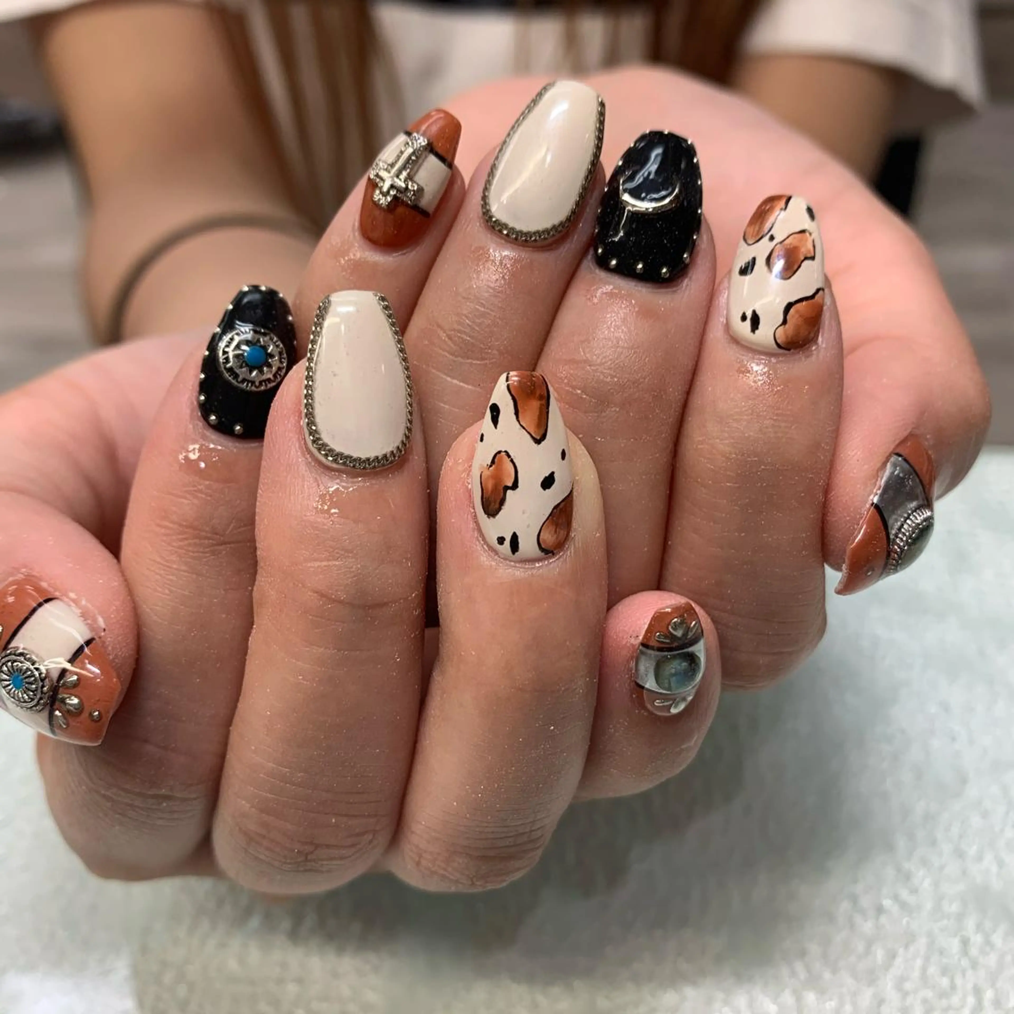 ミディアム カラー パーマ ヘアアレンジ メンズ キッズ ネイル マツエク・マツパ アイブロウ アートネイル ハンドネイル ハンドケア 今福鶴見ネイル 8(ｴｲﾄ)のネイルデザイン