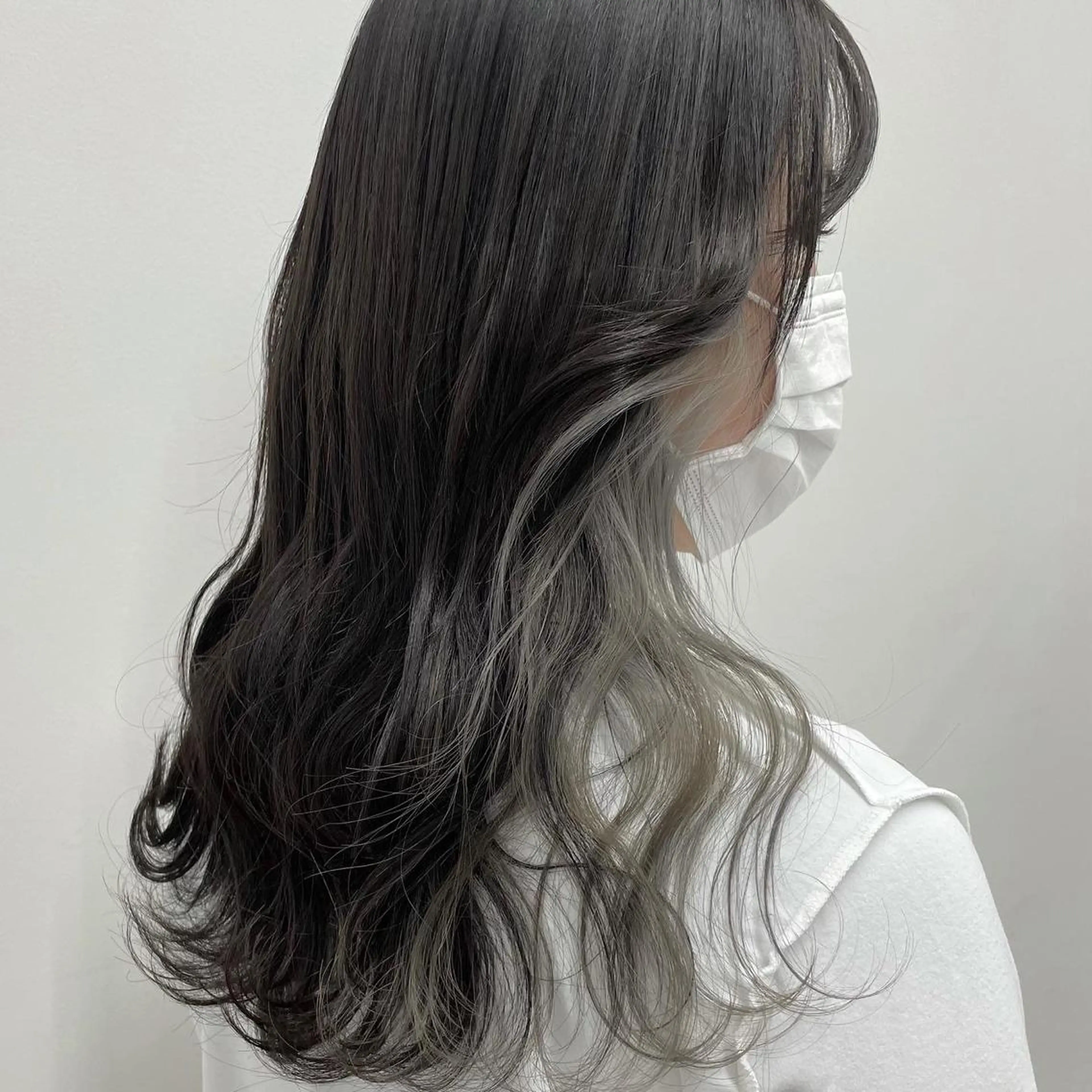 セミロング カラー ヘアアレンジ ブリーチ イヤリングカラー シルバー ヘアカラー トリートメント 🦄インナーカラー 🦄貫井彩花のヘアスタイル