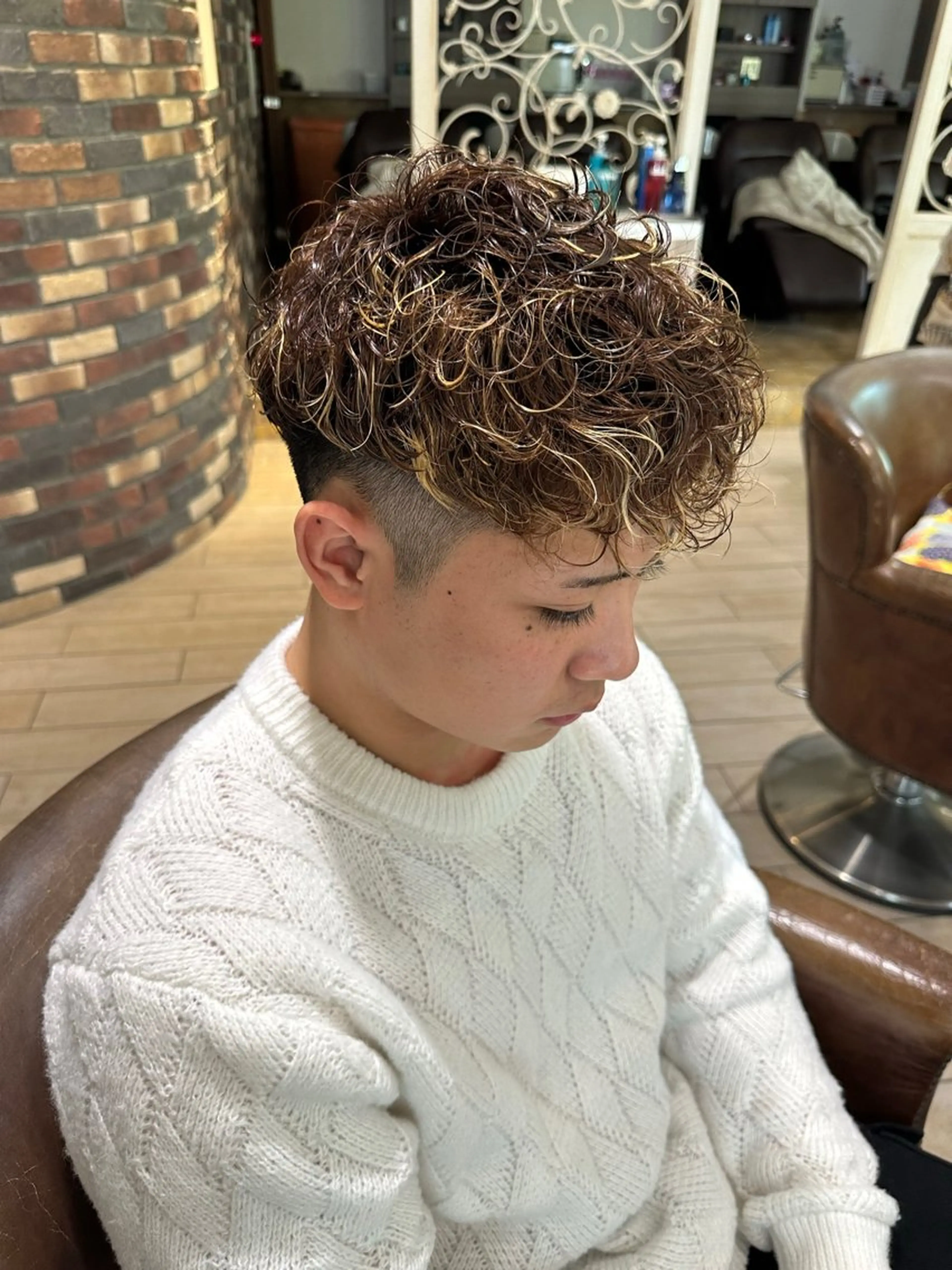 パーマ メンズ センターパート フェードカット フェザーパーマ マッシュ メンズパーマ カット パーマ メンズパーマ特化🔥 ツイスパ/シャドウのヘアスタイル