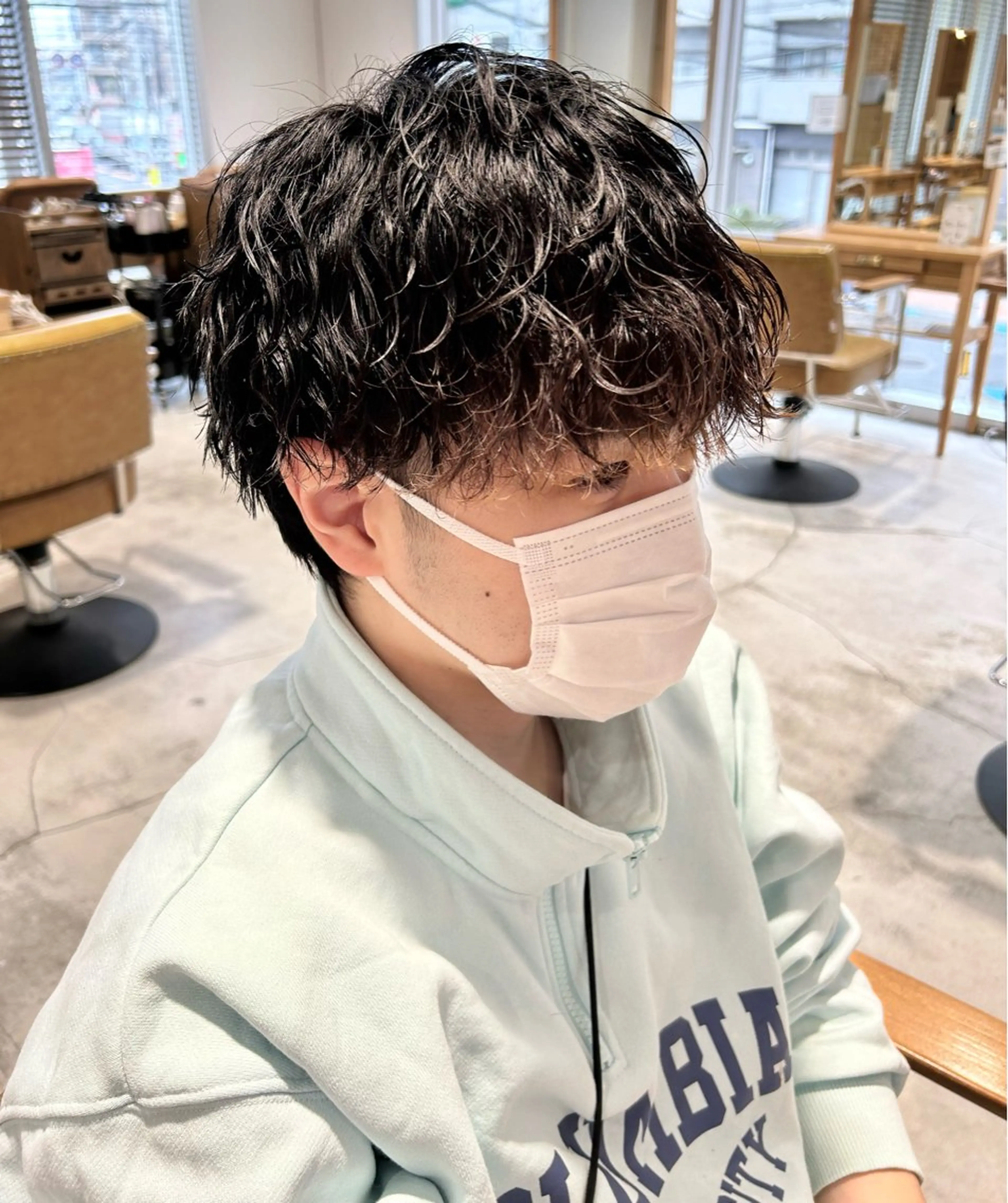 パーマ メンズ ダウンパーマ マッシュ メンズパーマ 刈り上げ 波巻きパーマ 関口 桃花🌷 暖色カラーのヘアスタイル