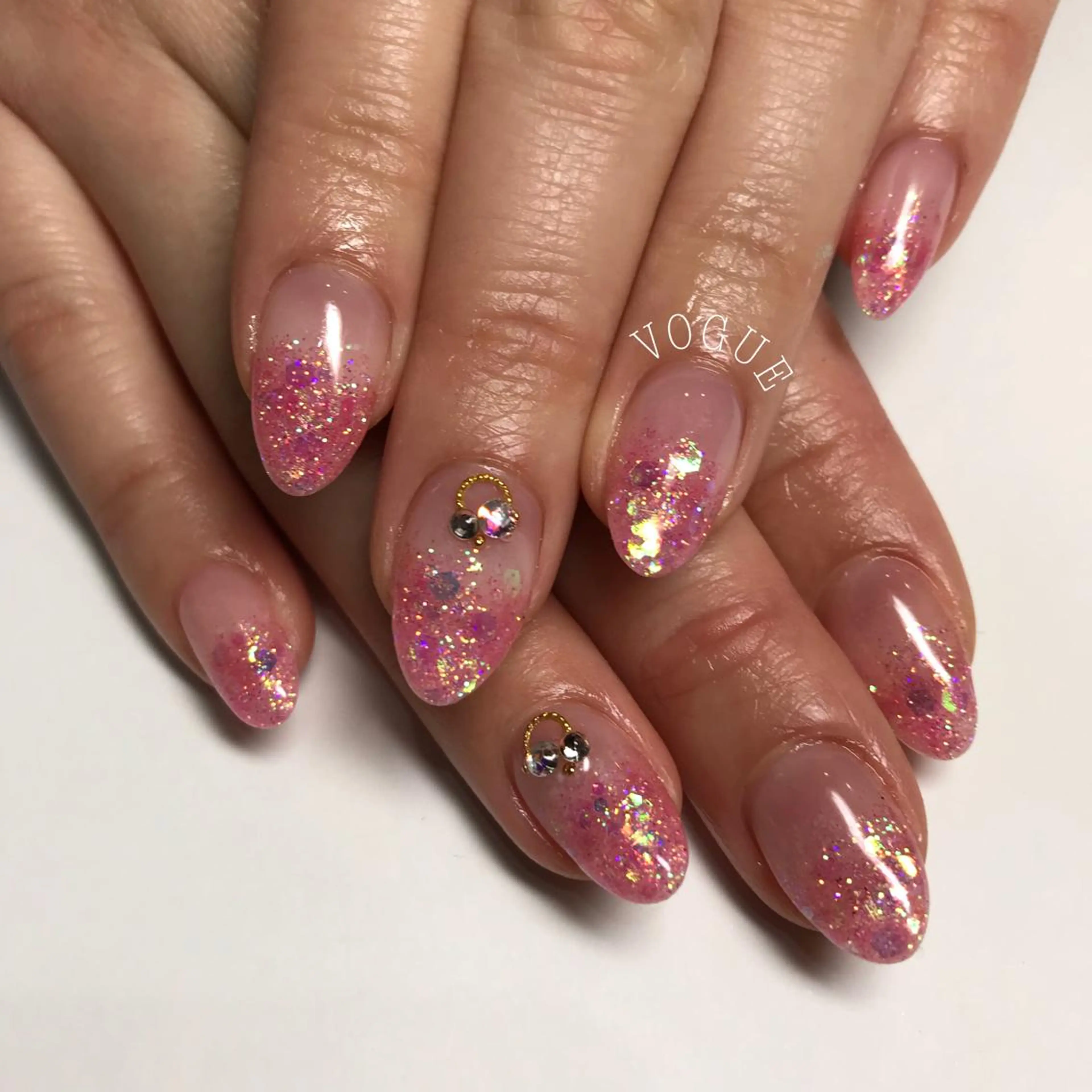 ネイル グラデーション キラキラネイル ラメ(グリッター) ラメグラデーション パステルネイル ハンドネイル VOGUE ×SWANのネイルデザイン