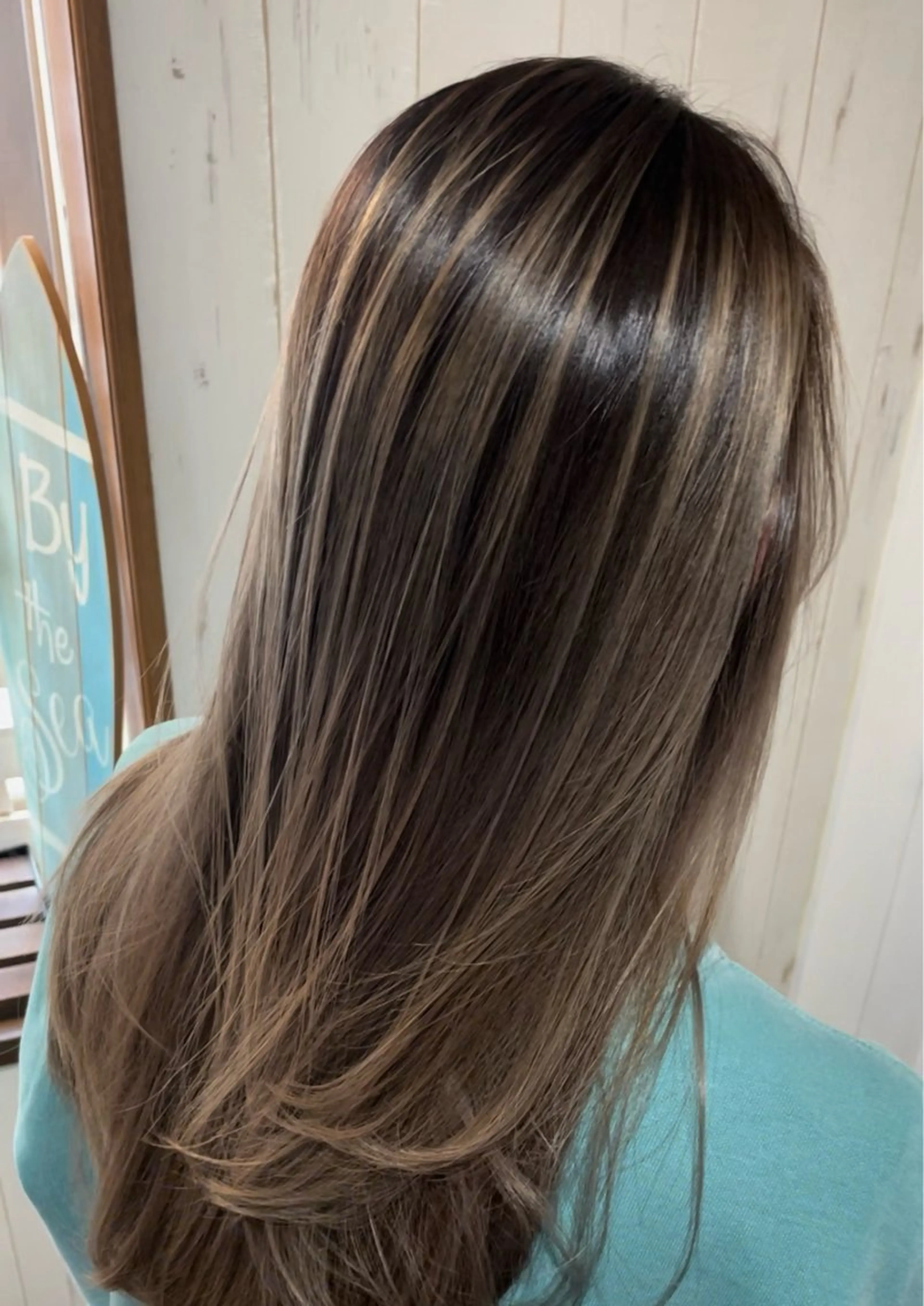 セミロング カラー バレイヤージュ ブリーチ ケアブリーチ レイヤーカット 西川 敏夫のヘアスタイル