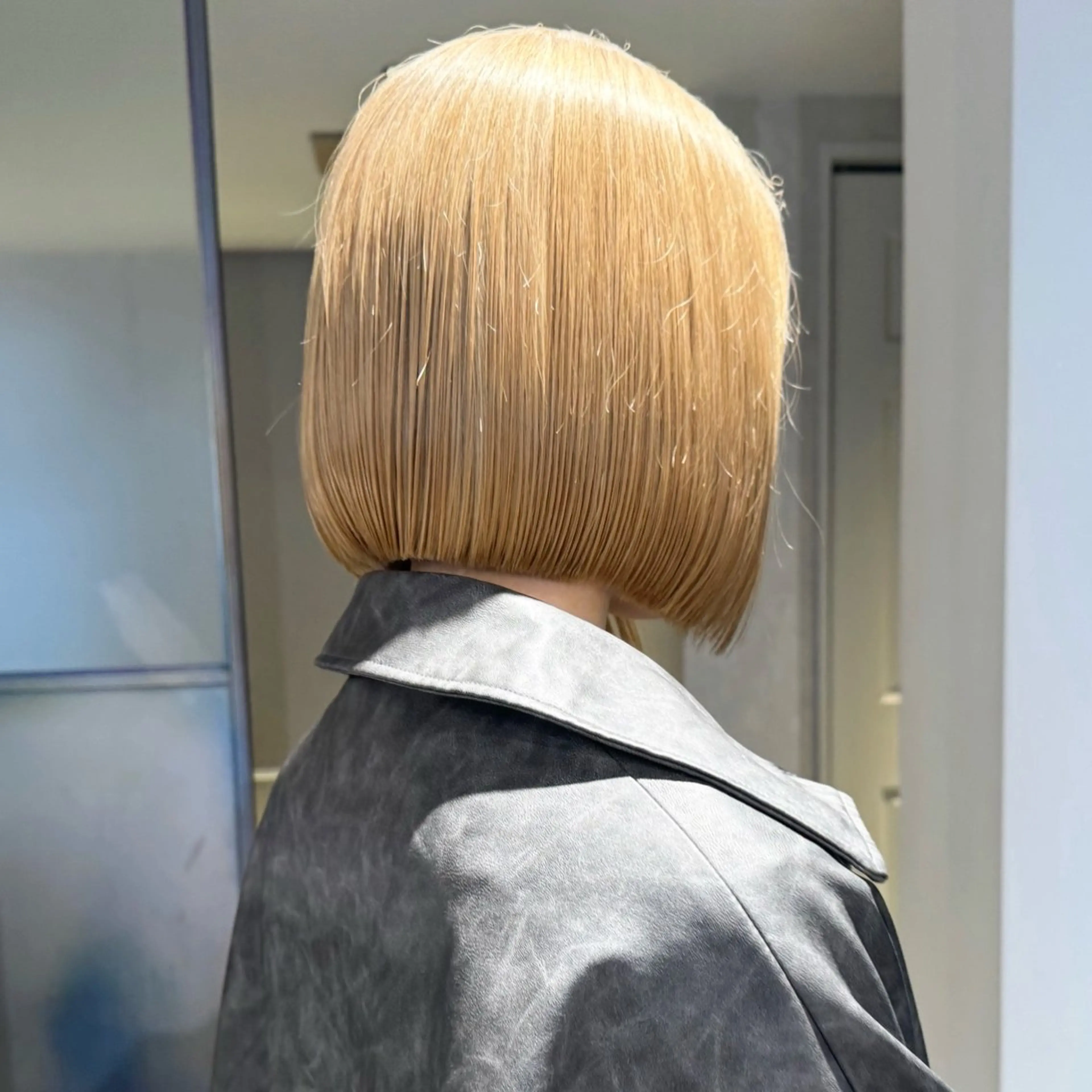 ショート カラー 切りっぱなしボブ ブリーチ ダブルカラー ハイトーンカラー ボブ 髪質改善/ブリーチ/ ボブ特化/よしきのヘアスタイル