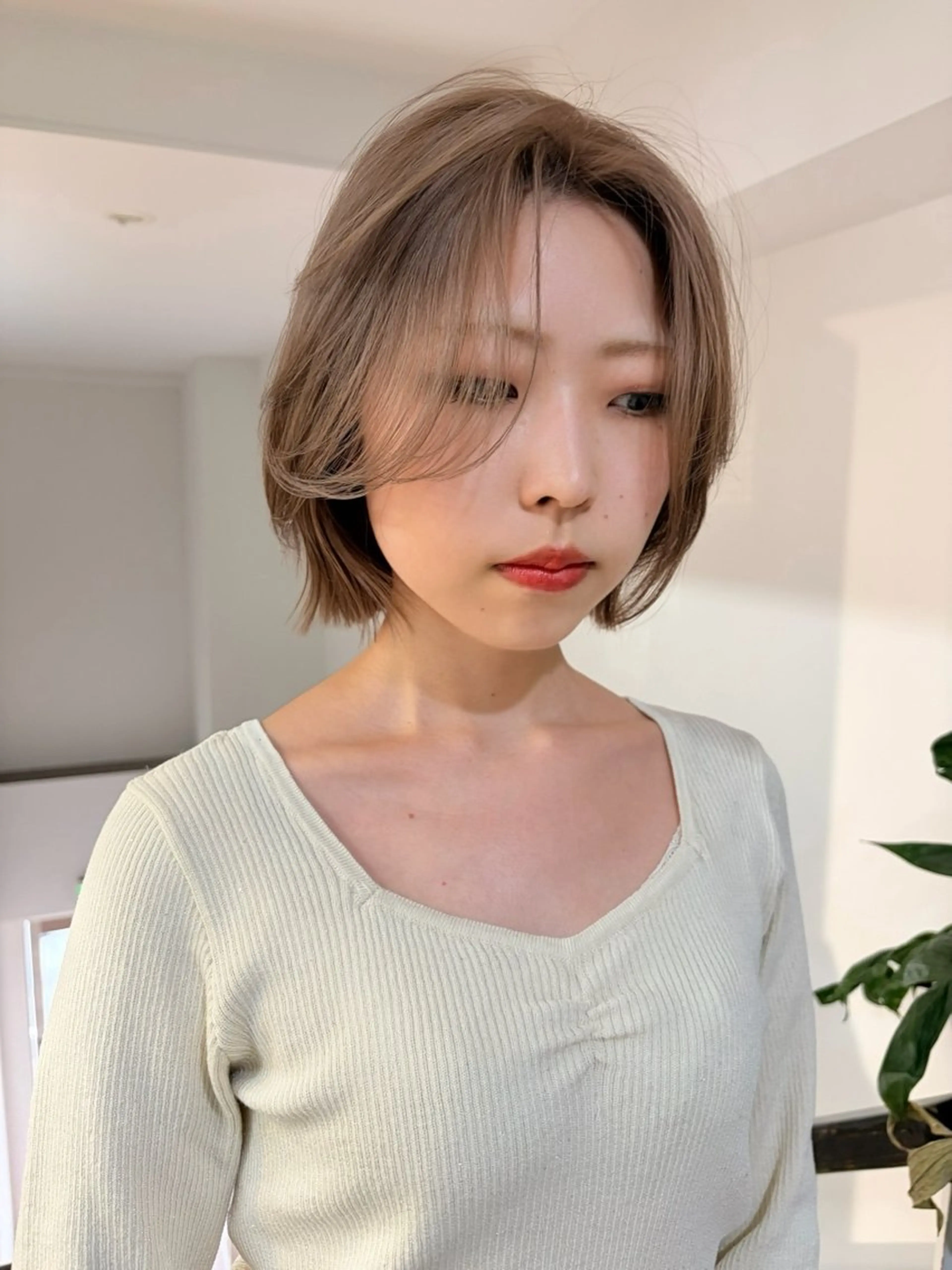 ショート カラー ベージュカラー ブリーチ ハイトーンカラー ミルクティーベージュ ヘアカラー 失敗しないハイトーン レイヤーカット/ミワのヘアスタイル