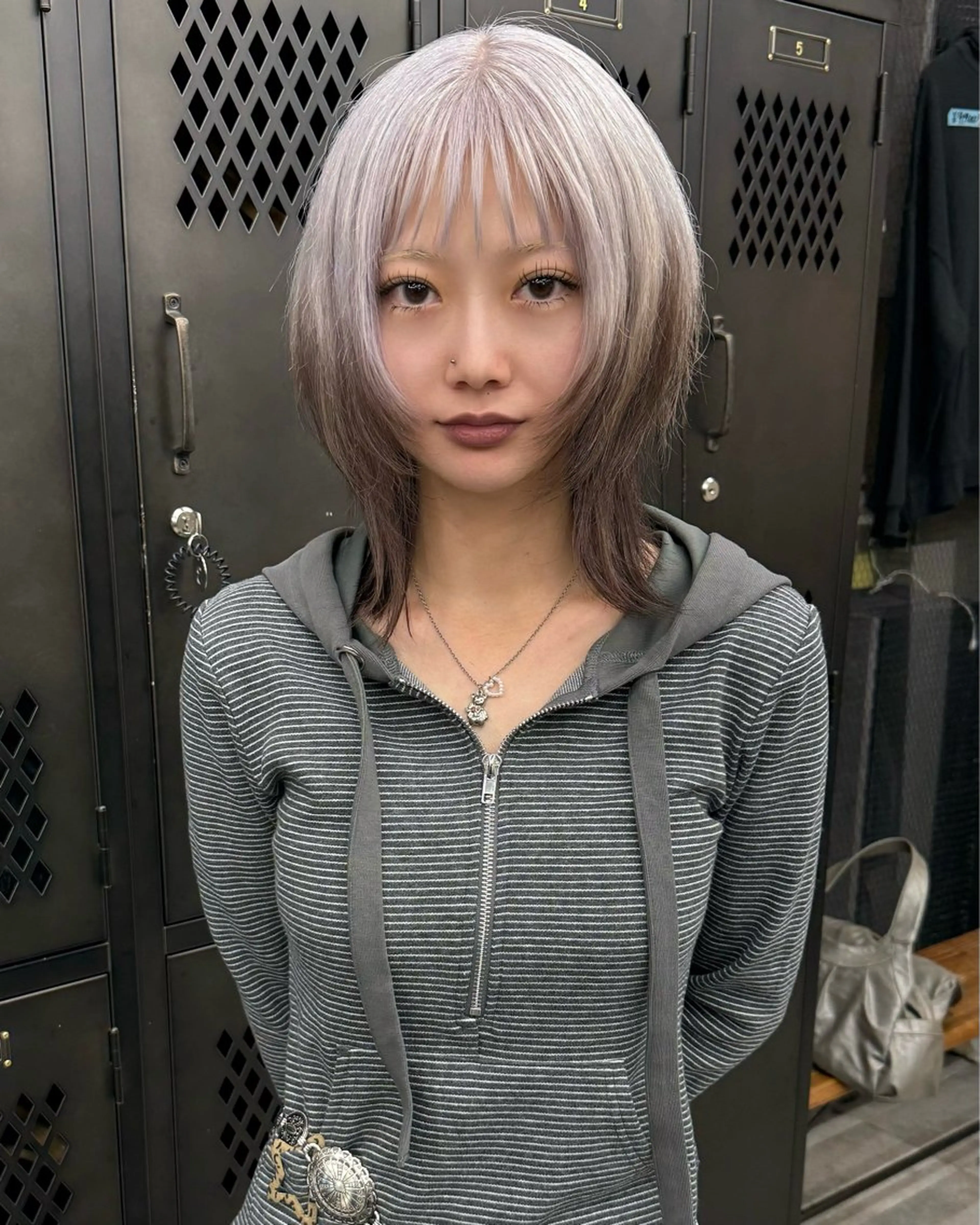 ミディアム カラー イツク ⚡️ ルーツ/ハイトーンのヘアスタイル