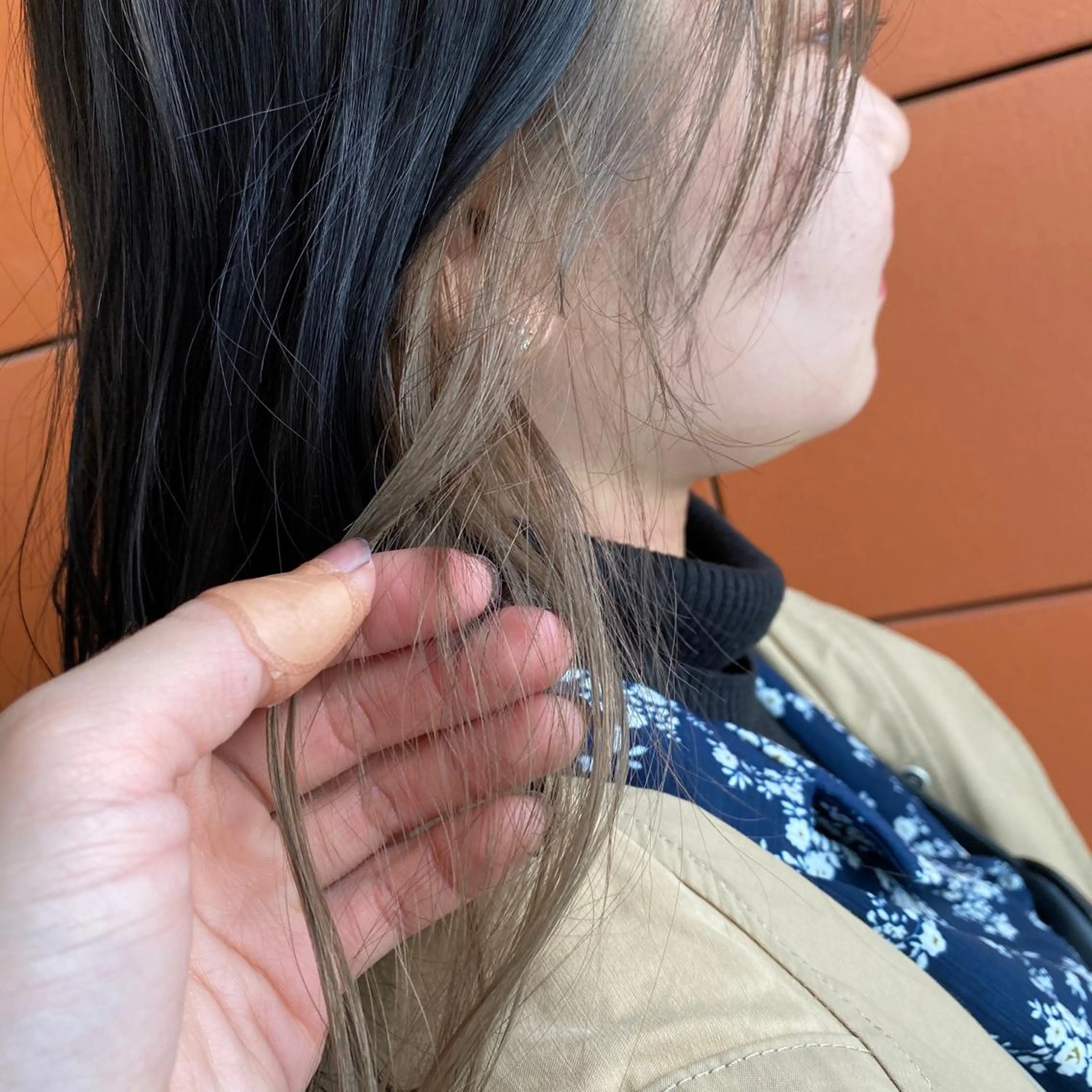 ロング カラー ベージュカラー ブリーチ 井手 孔介のヘアスタイル