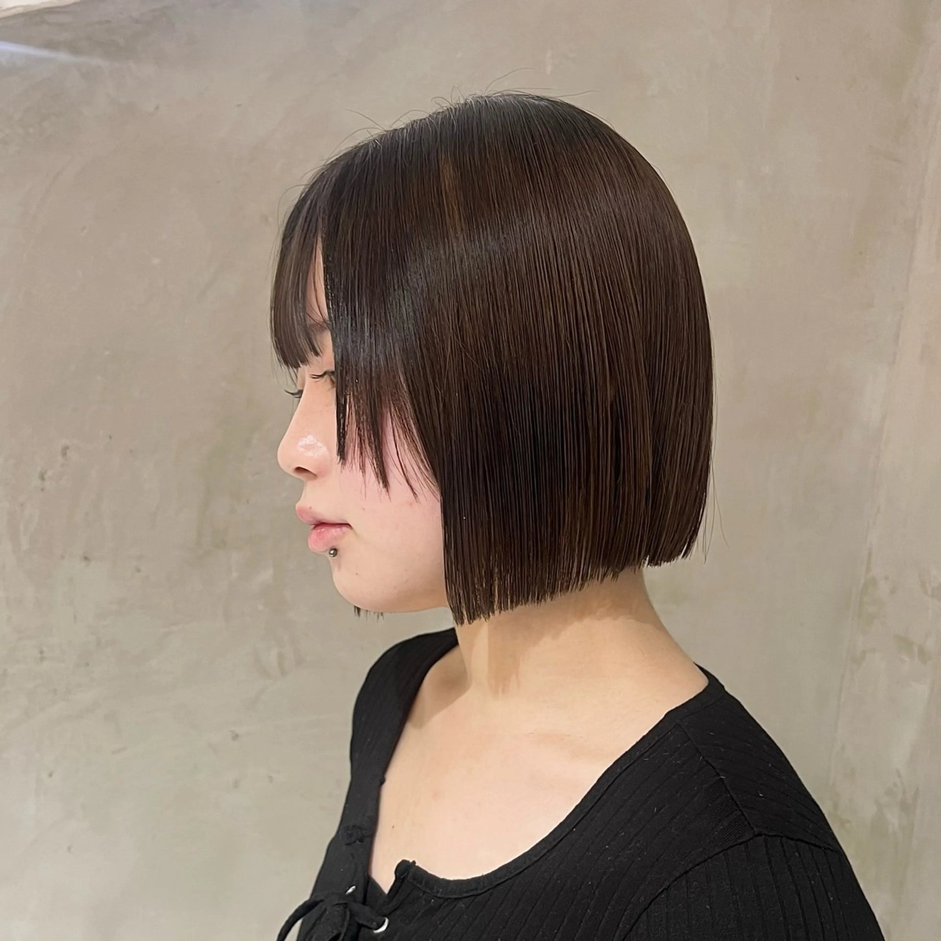 ミディアム カット 切りっぱなしボブ/ 艶カラー/綾莉のヘアスタイル