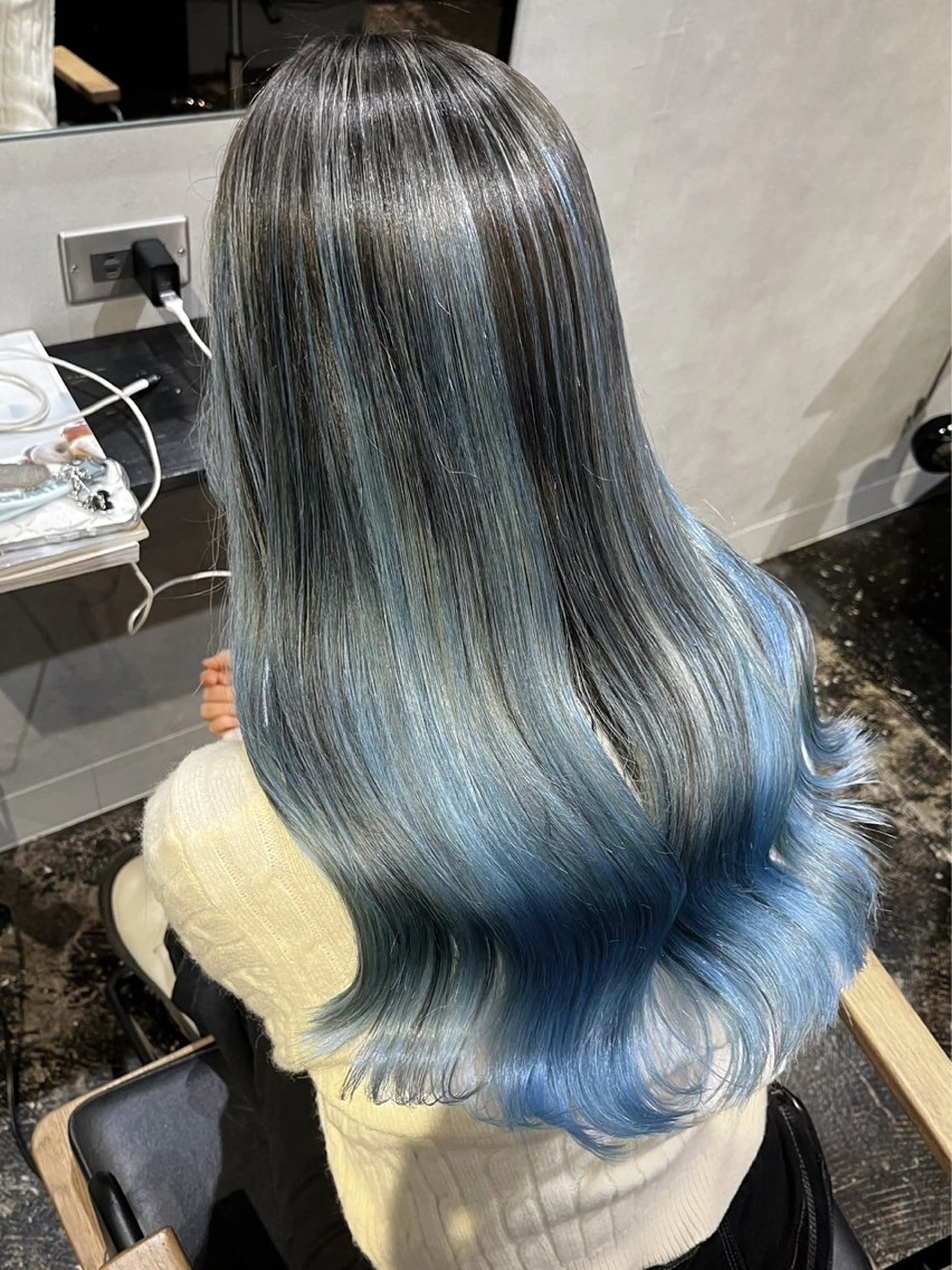 ロング カラー バレイヤージュ ブリーチ ブルーカラー ケアブリーチ イヤリングカラー ハイトーン/韓国風/ 艶髪/吉祥寺のヘアスタイル