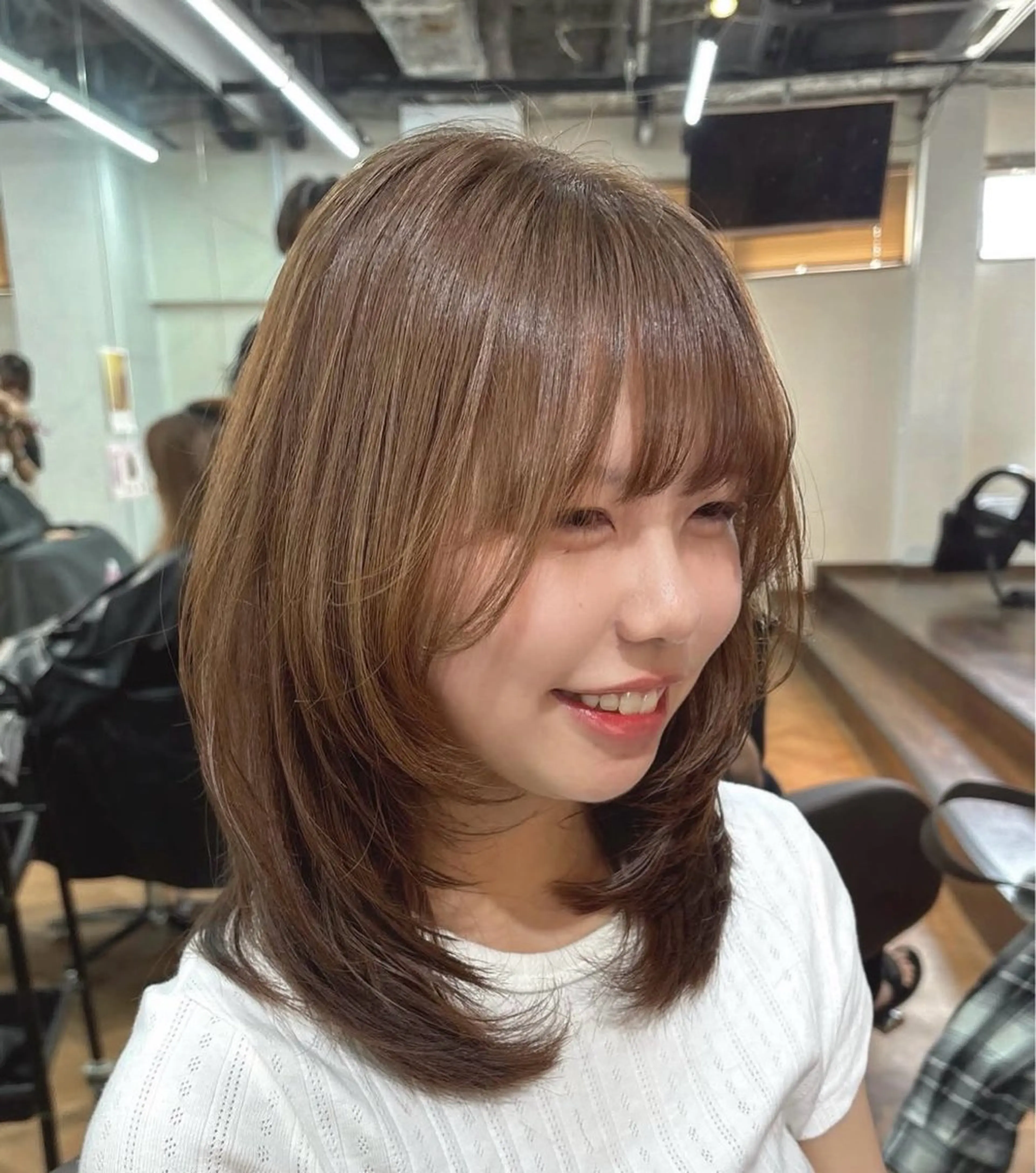 ミディアム カット 透明感ブラウン｜ レイヤー｜小寺 葵のヘアスタイル