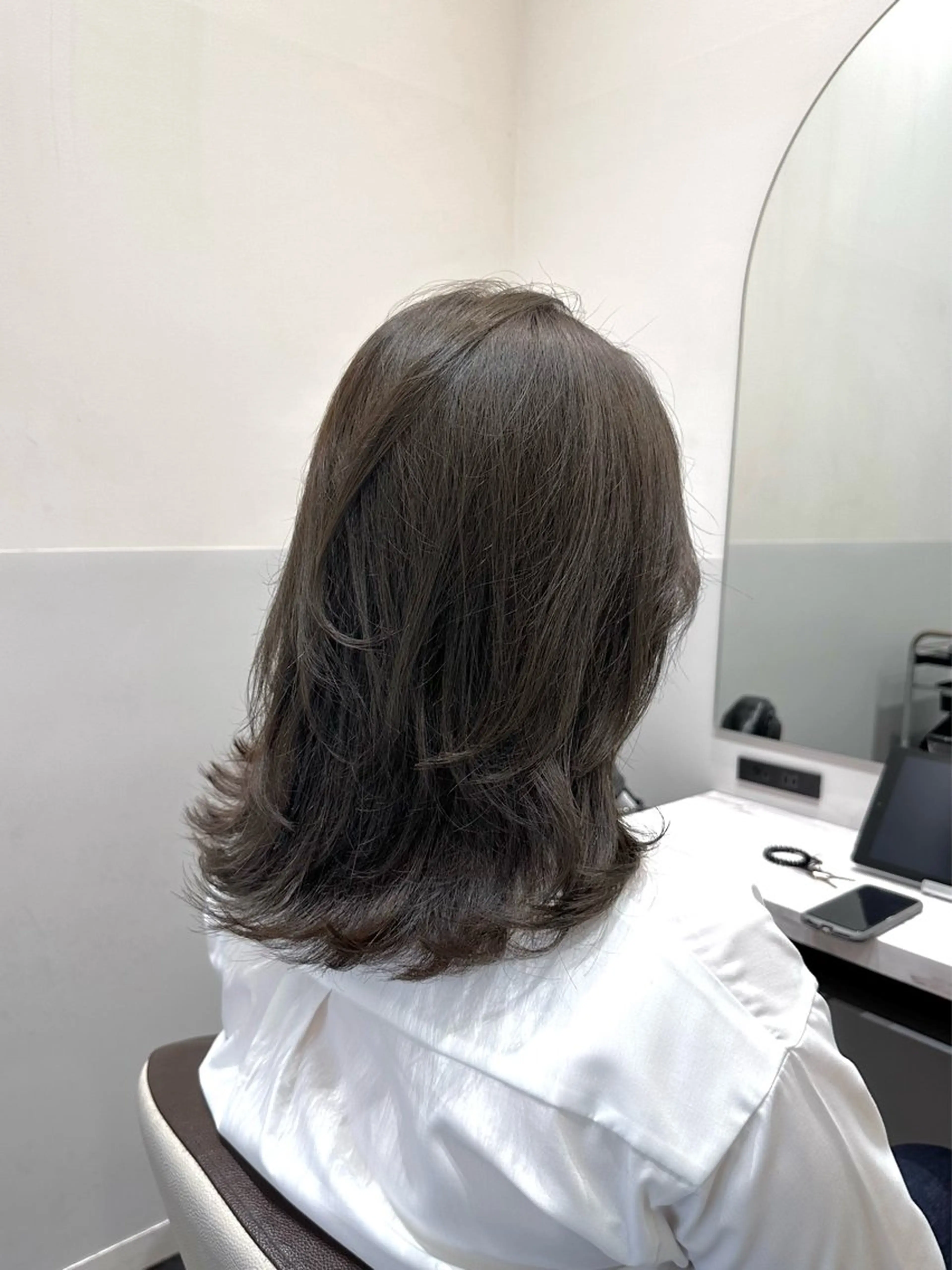 ミディアム カラー ミディアムレイヤー ブリーチ グレージュ ブリーチなしカラー オリーブグレージュ カット ヘアカラー トリートメント 矢野 晃平のヘアスタイル