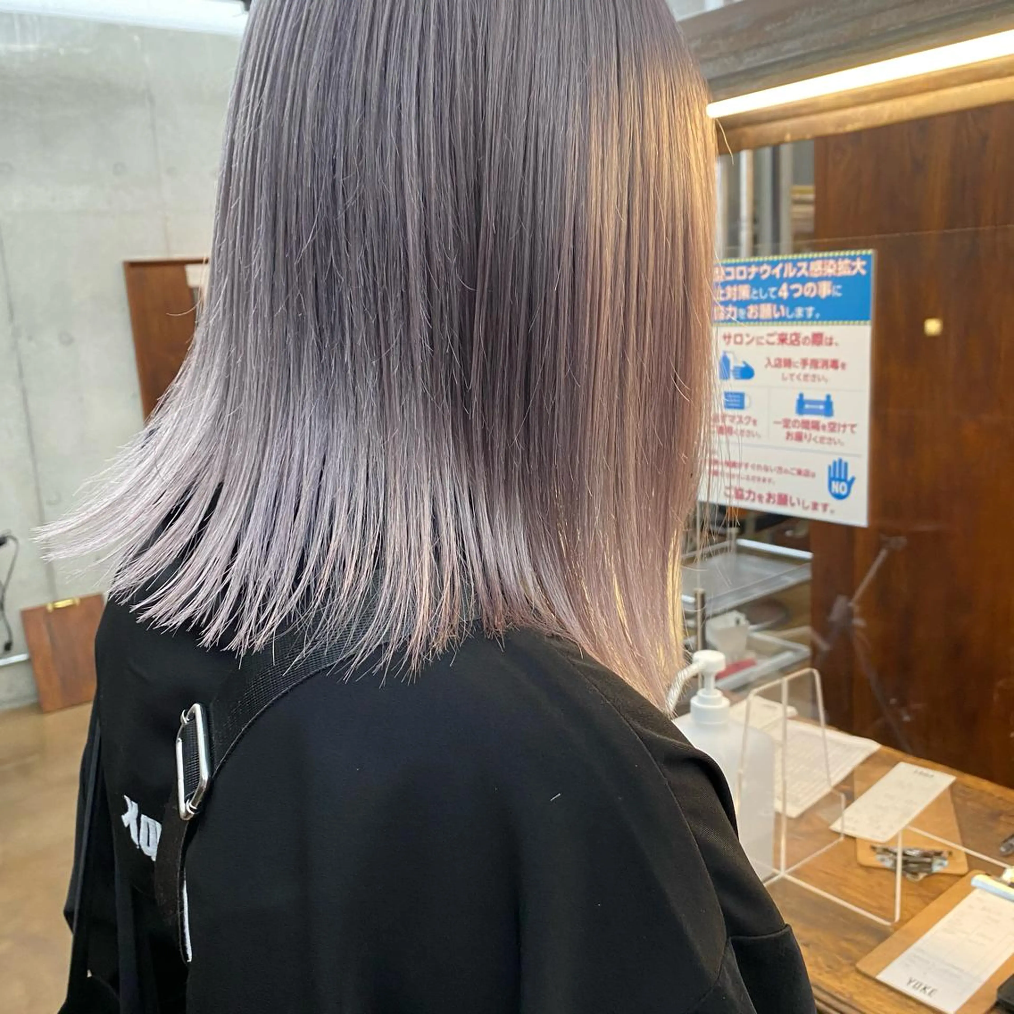 ミディアム カラー ブリーチ シルバー ホワイトシルバー ハイトーン/デザイン hirokiのヘアスタイル