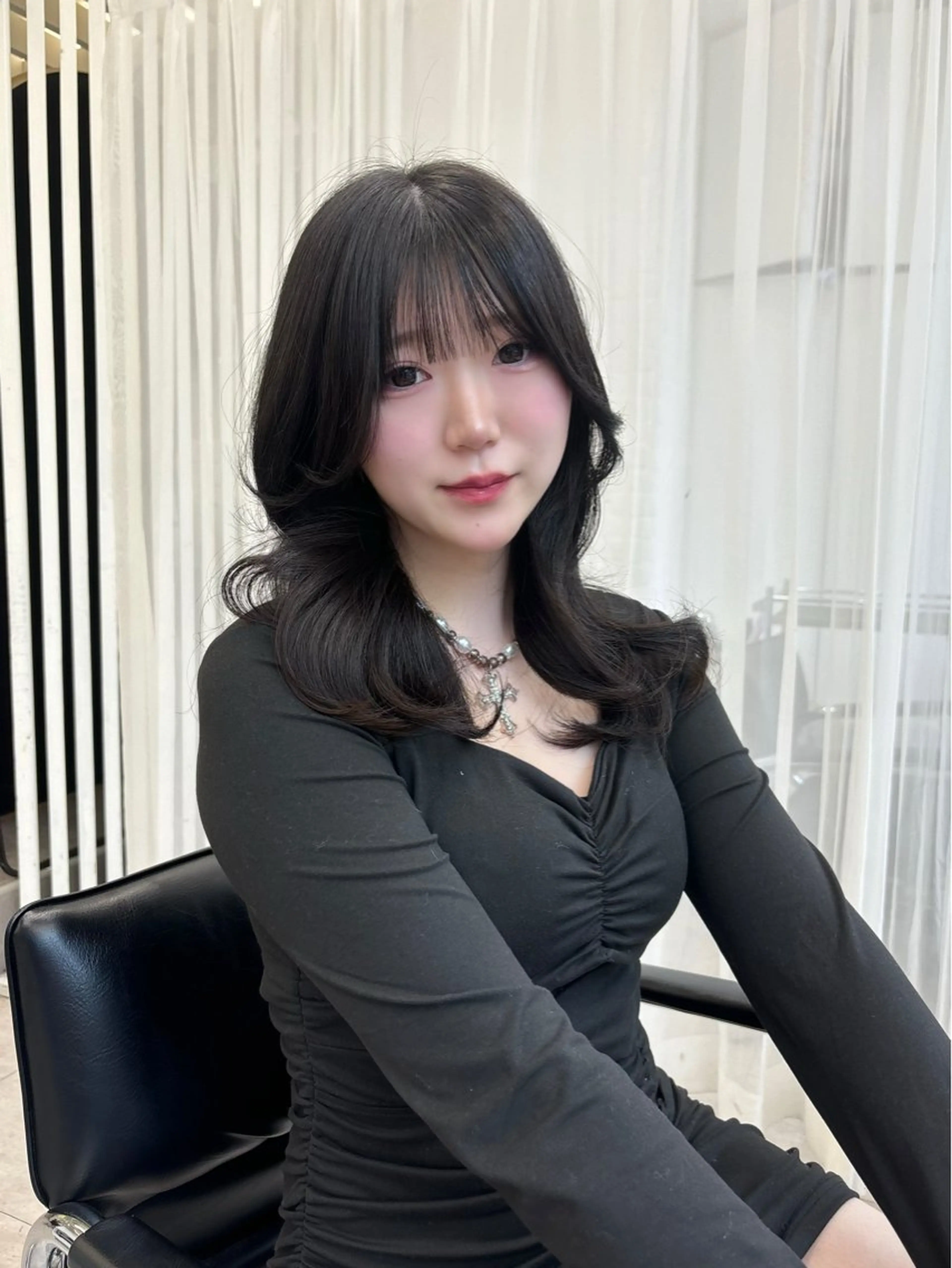 セミロング 顔まわりレイヤー 顔周りカット ハッシュカット 髪質改善 韓国風ヘア 岡田 聖蘭のヘアスタイル