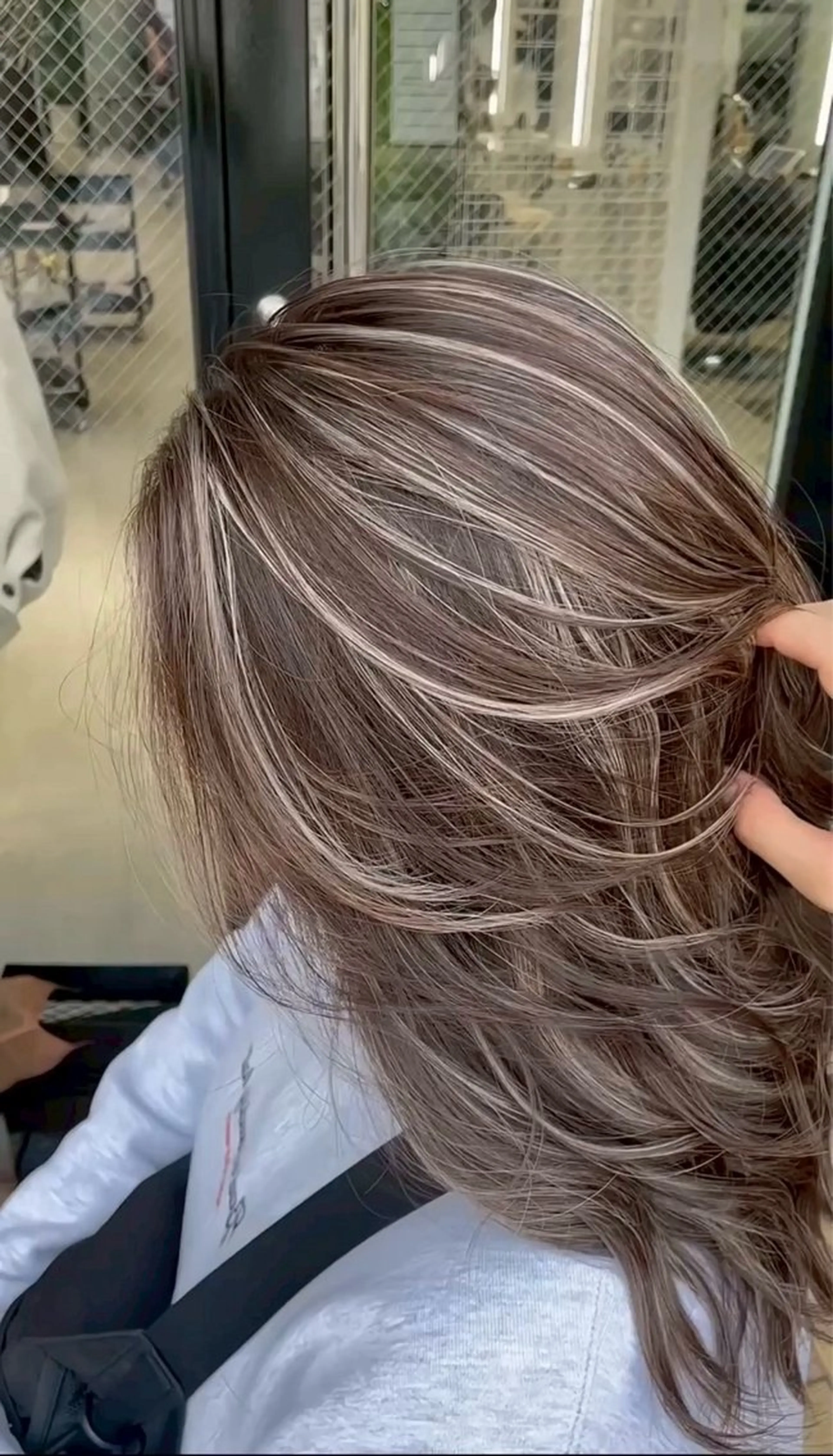 ロング カラー ベージュカラー ブリーチ グレージュ ハイライトカラー ミルクティーベージュ カット ヘアカラー トリートメント 表参道/ハイライト バレイヤージュのヘアスタイル