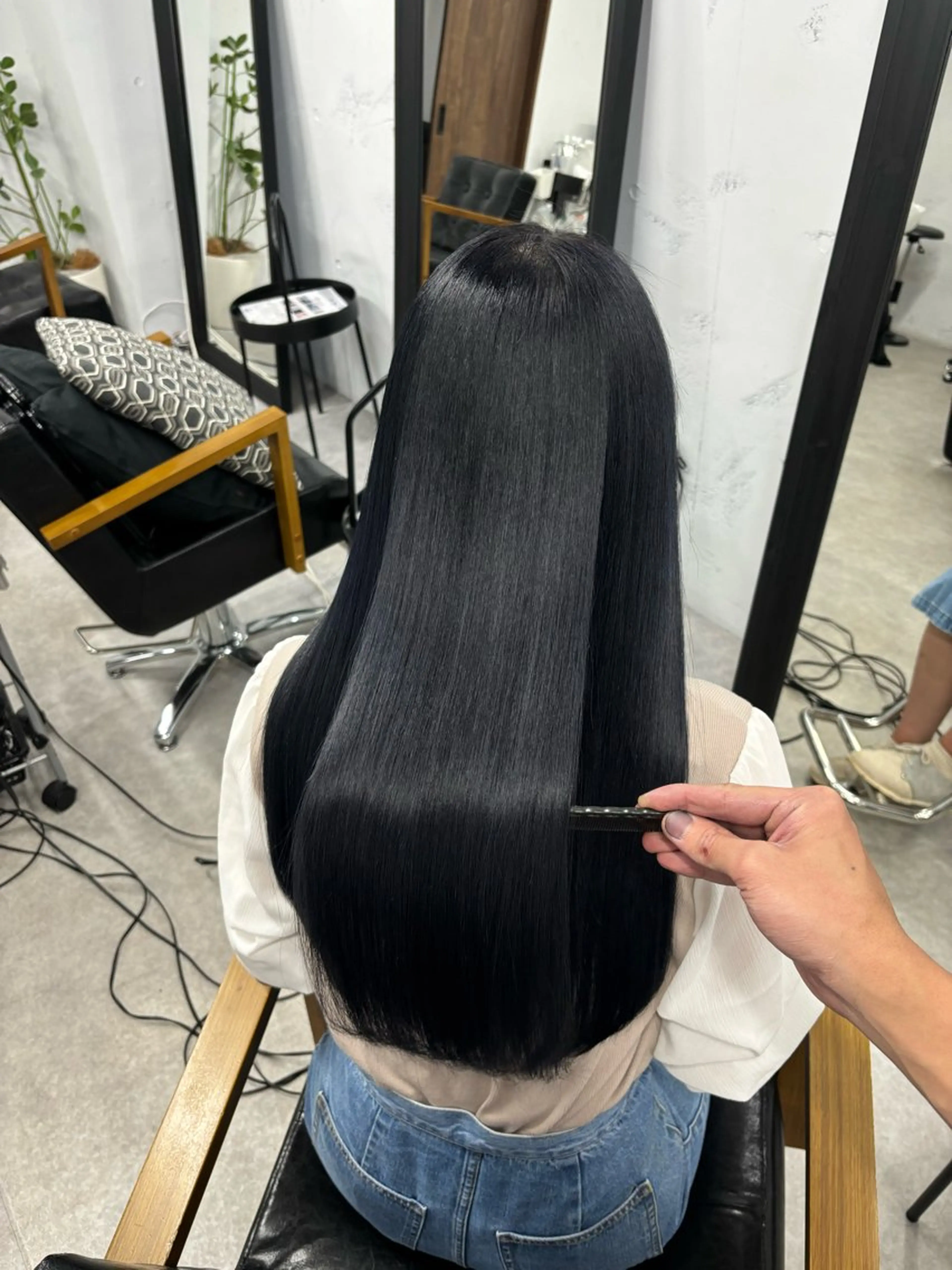 ロング カラー 黒髪 ブルーカラー ブルーブラック ネイビーカラー 髪質改善 ヘアカラー トリートメント マツダ レンのヘアスタイル