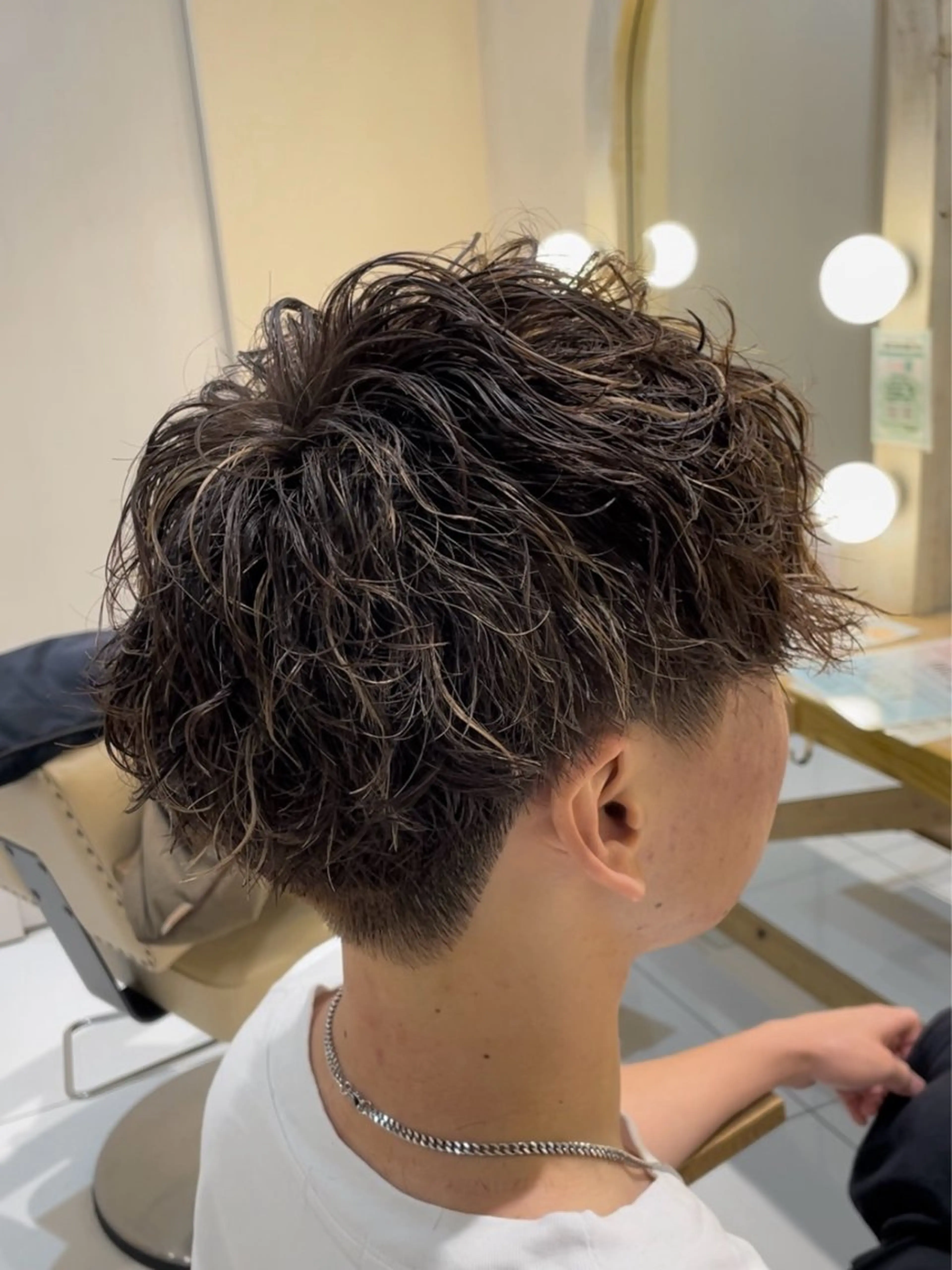 ミディアム カラー メンズ ミディアムパーマ ダウンパーマ メンズハイライト メンズパーマ 学生（メンズ向け） 本厚木｜縮毛矯正/ 髪質改善/専門サロンのヘアスタイル