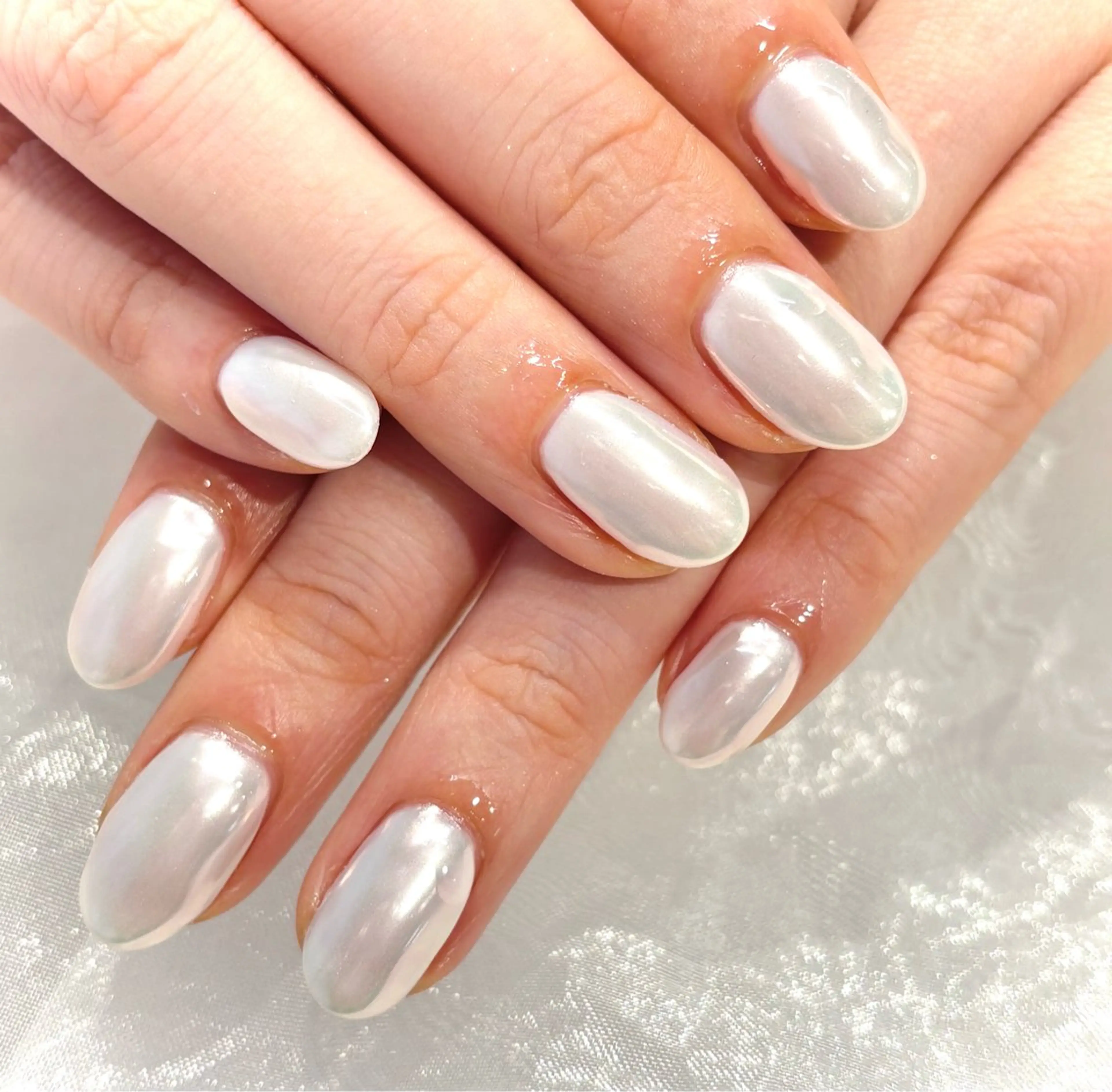 ネイル オーロラネイル ワンカラーネイル ホワイト ハンドネイル 橋元 珠梨のネイルデザイン