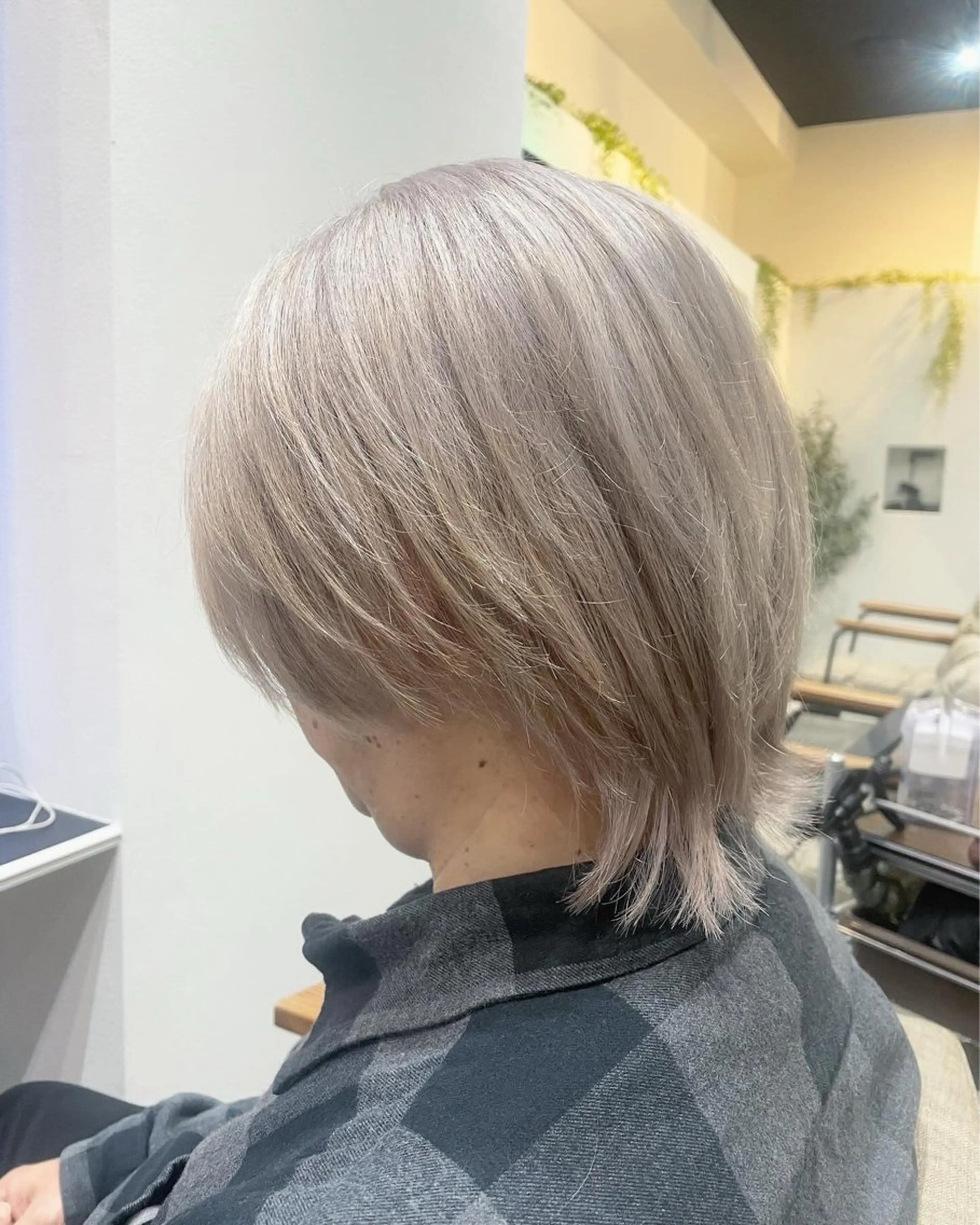 カラー メンズ メンズハイトーン アッシュ ハイトーンカラー シルバー シルバーアッシュ 似合わせスタイル🪮 🌿まなべさとみ🌿のヘアスタイル