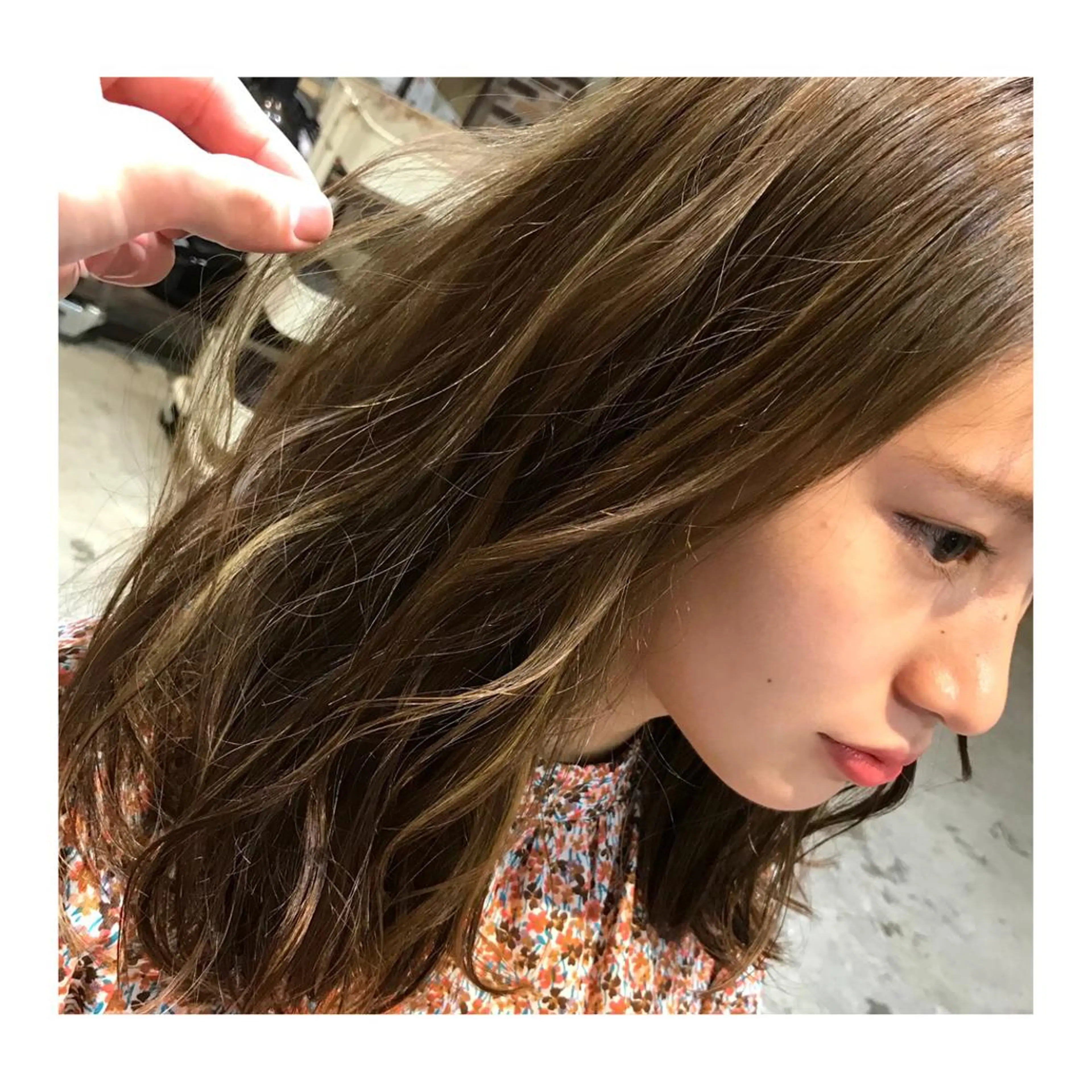 ミディアム カラー グレージュ ハイライトカラー ハイライト 外ハネヘア 竹嶌 健吾のヘアスタイル