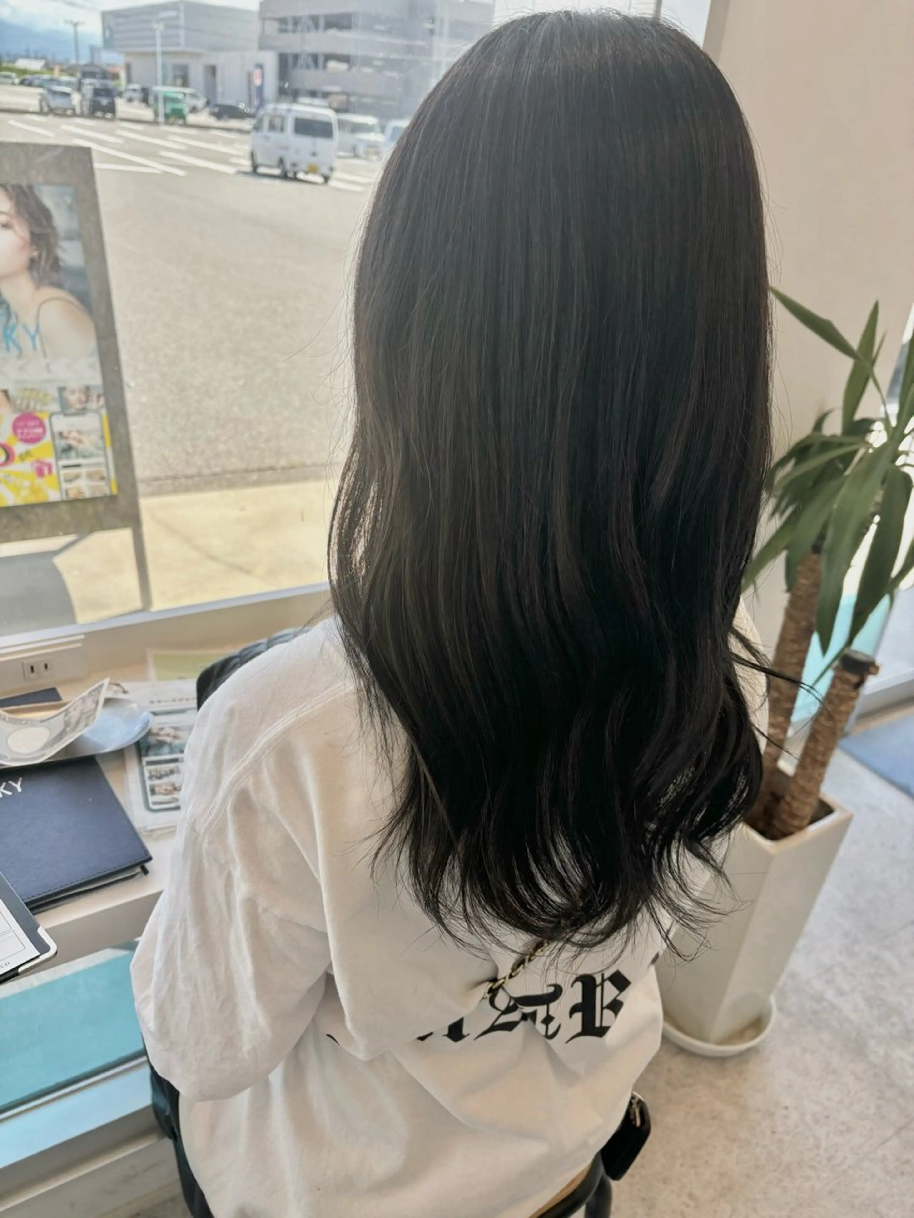 セミロング カラー ブリーチ グレージュ 仮坂 美夏のヘアスタイル