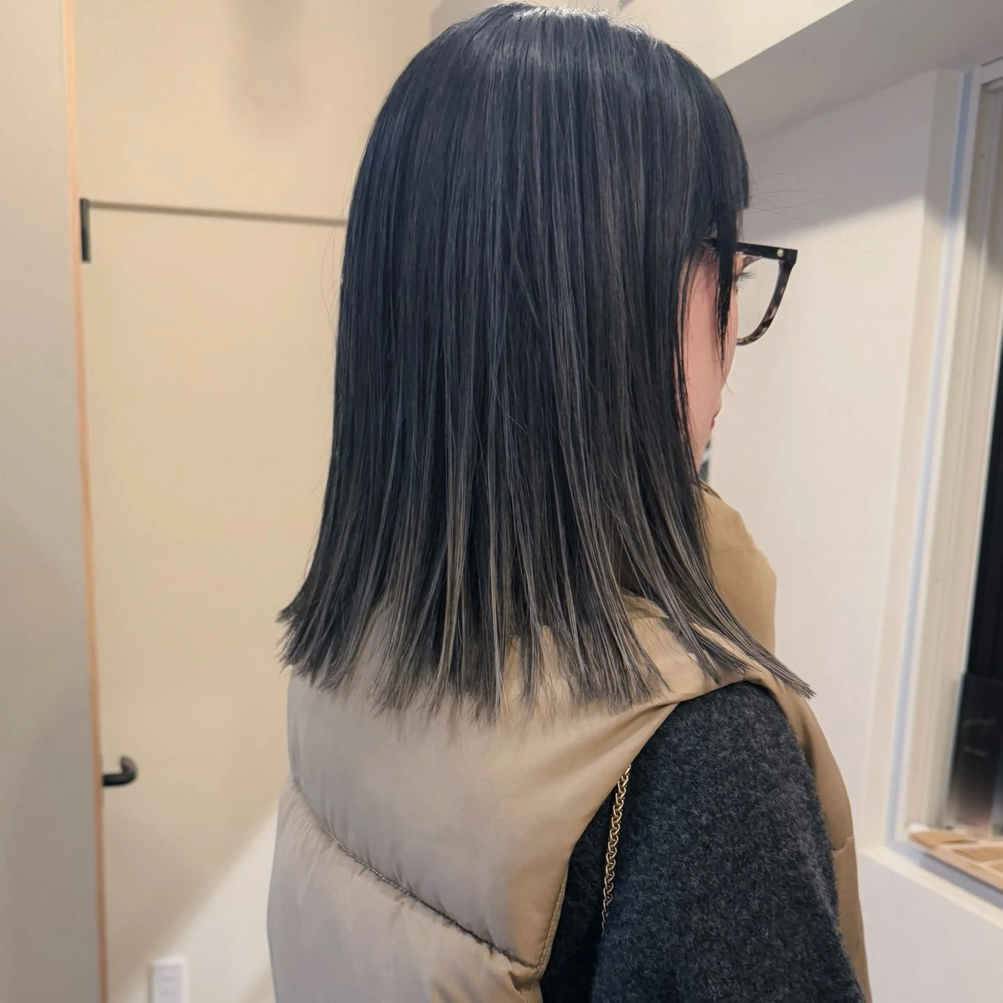 ミディアム カラー ヘアカラー トリートメント ヘアセット ハルカ/透け感カラー /顔周りレイヤーのヘアスタイル