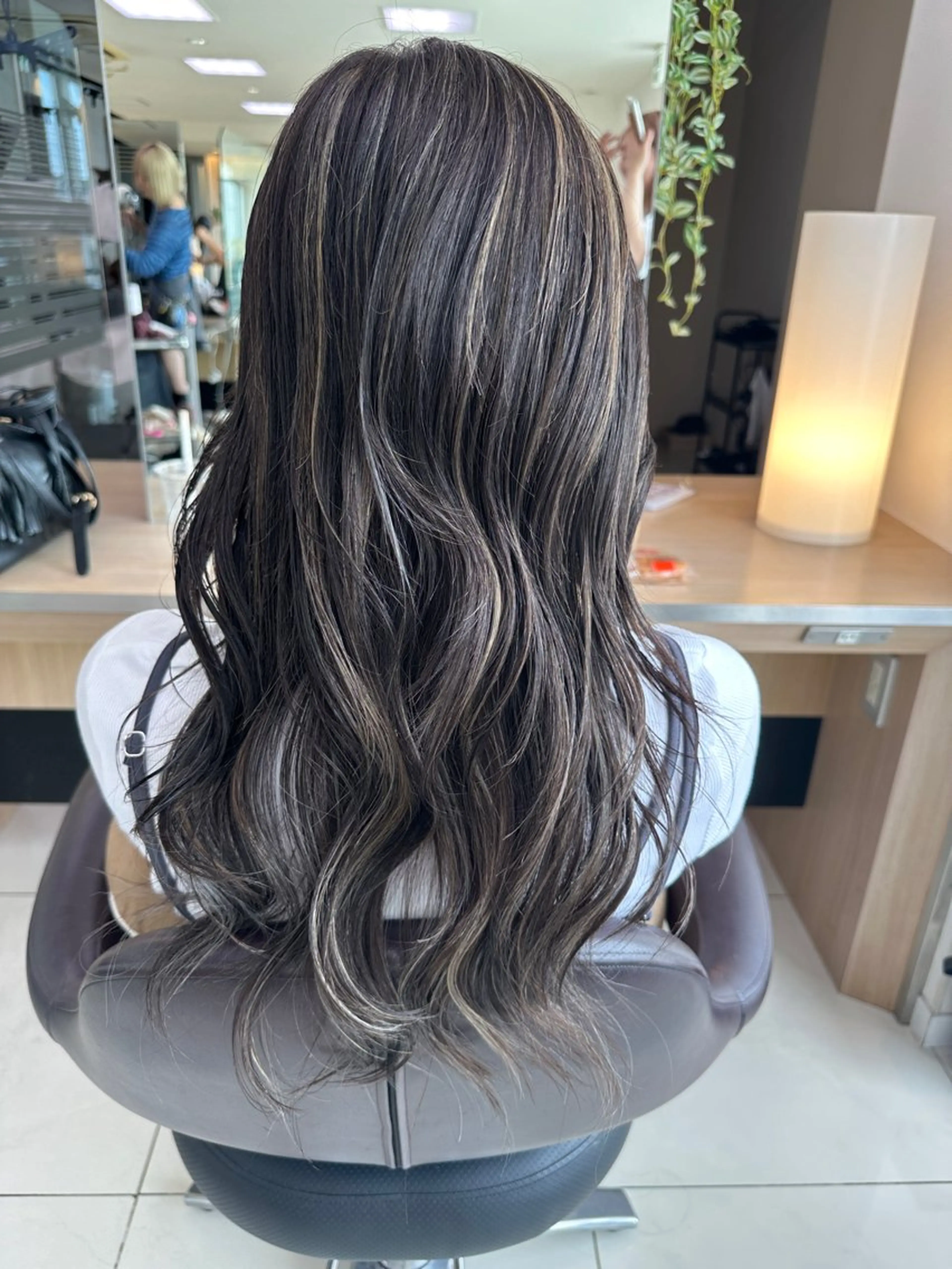 ロング ハイライト レイヤー 艶々カラーのヘアスタイル