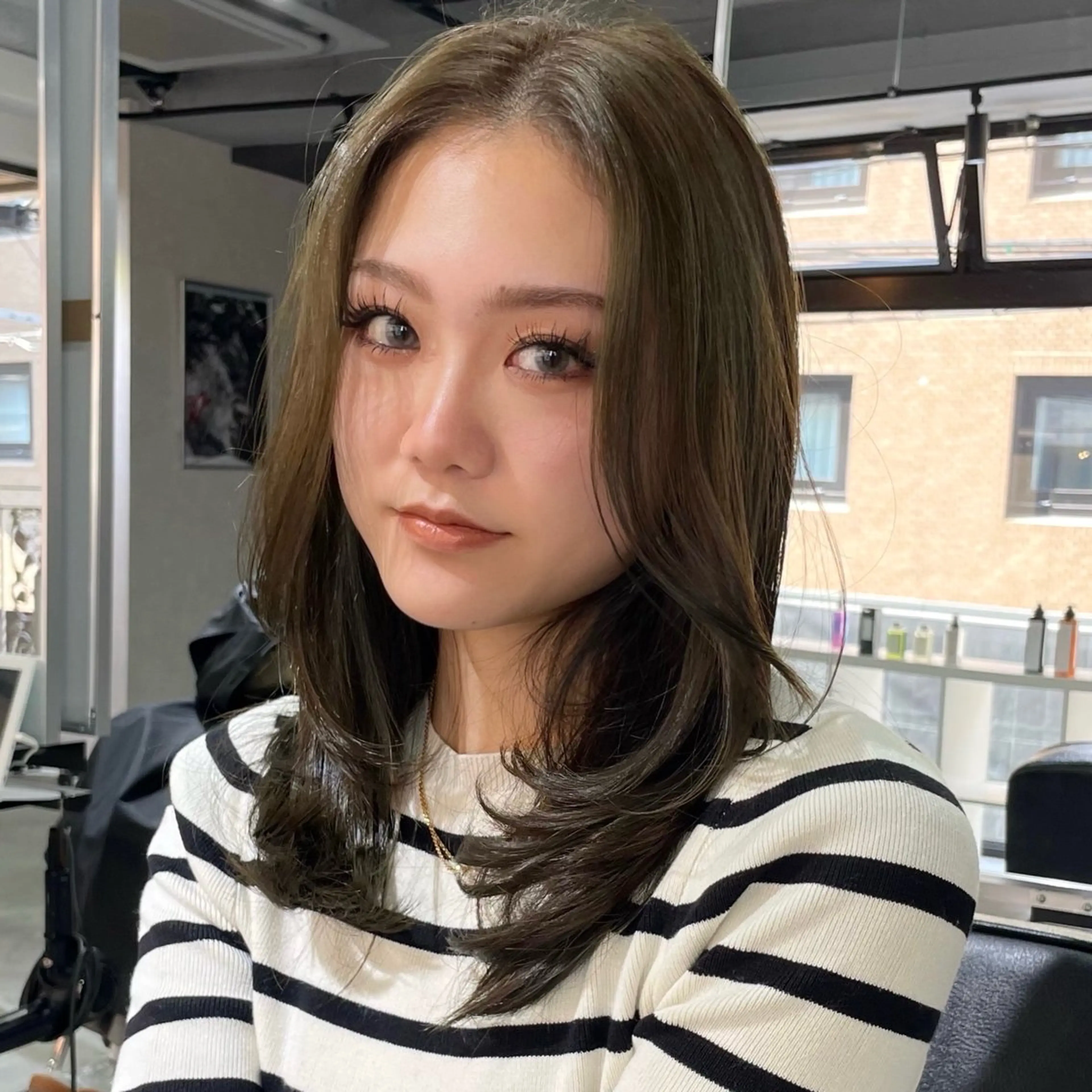 ミディアム カラー アッシュ ベージュカラー ブリーチ 透明感カラー ダブルカラー カット ヘアカラー レイヤー /髪質改善/ariのヘアスタイル