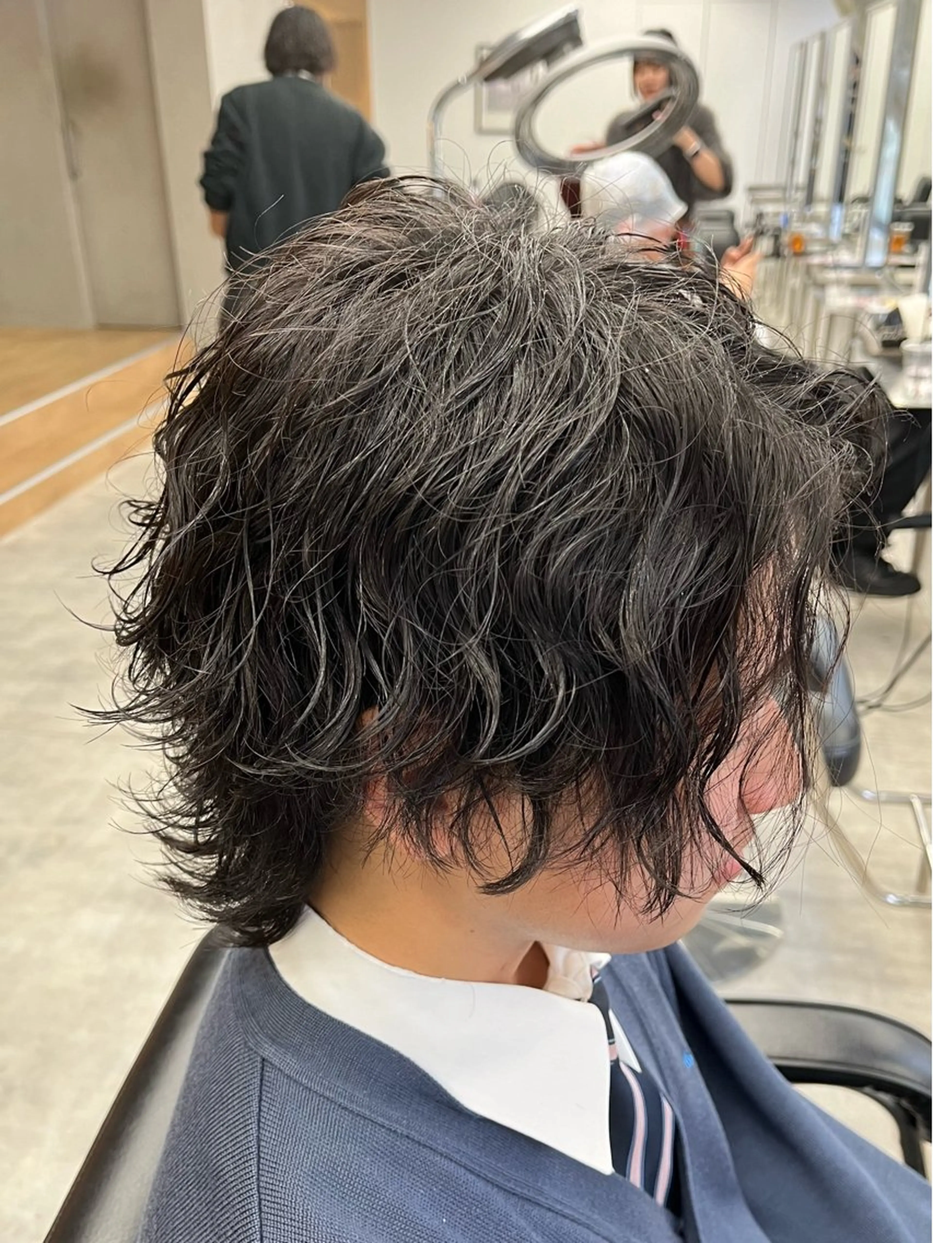 ミディアム パーマ メンズ ミディアムパーマ メンズパーマ 波巻きパーマ メンズウルフカット ウルフカット カット パーマ 新潟メンズパーマ 新潟駅/小田拓実のヘアスタイル