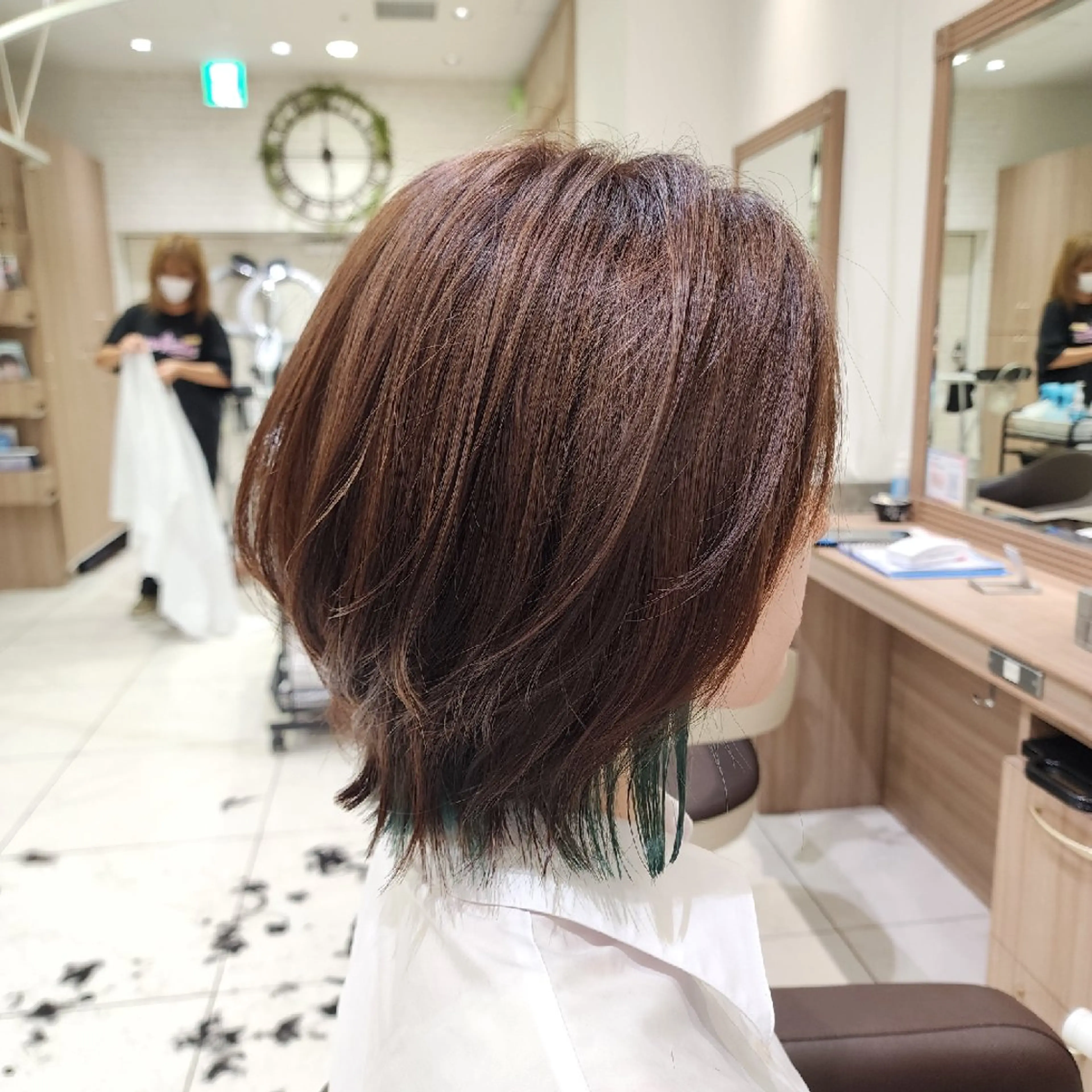 ミディアム カラー ボブレイヤー アッシュ ベージュカラー ブリーチ エメラルドグリーン ヘアカラー 中村 和貴 ＜Ash津田沼＞のヘアスタイル