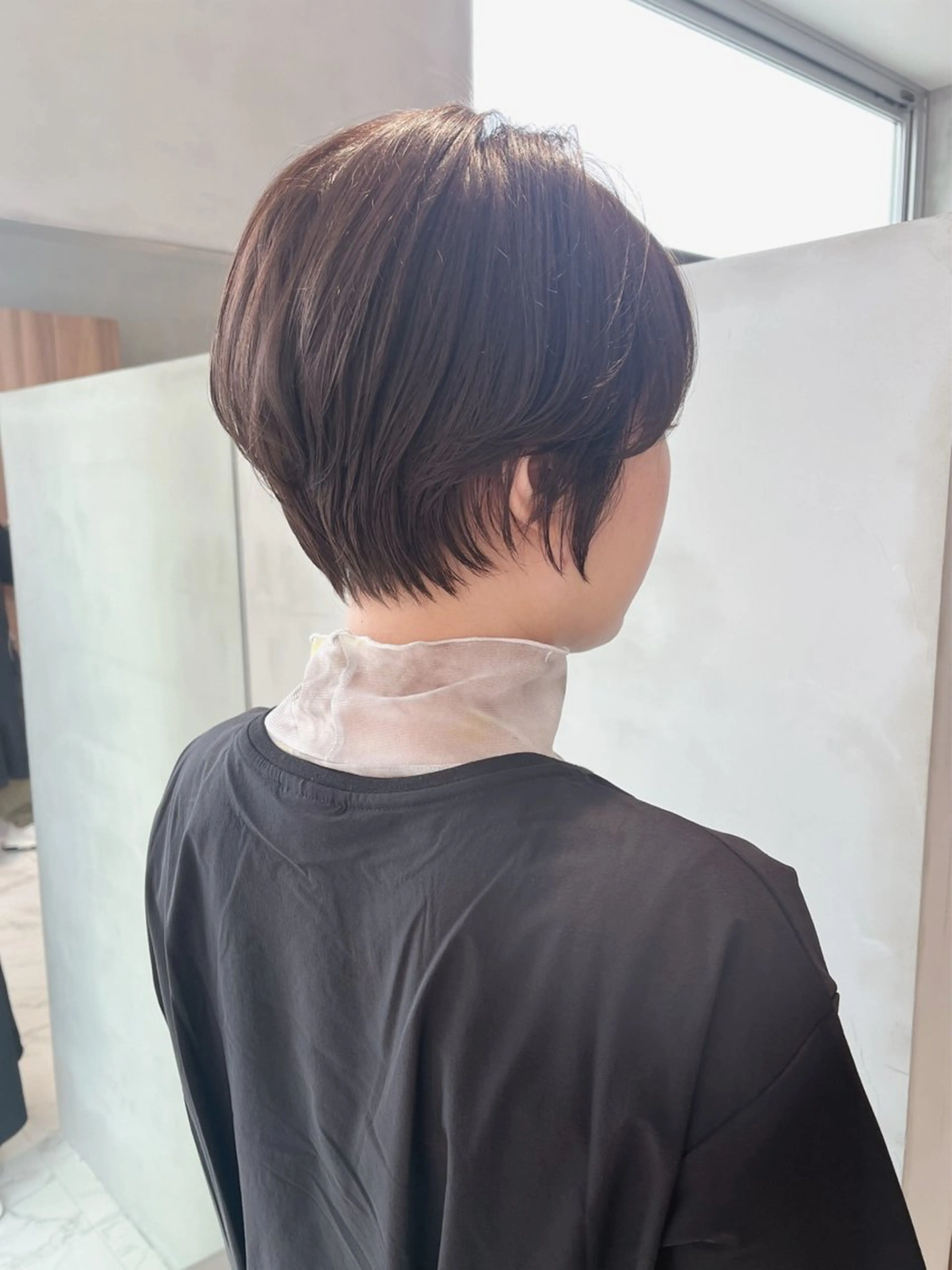 ショート ブリーチなし 寒色カラーのヘアスタイル