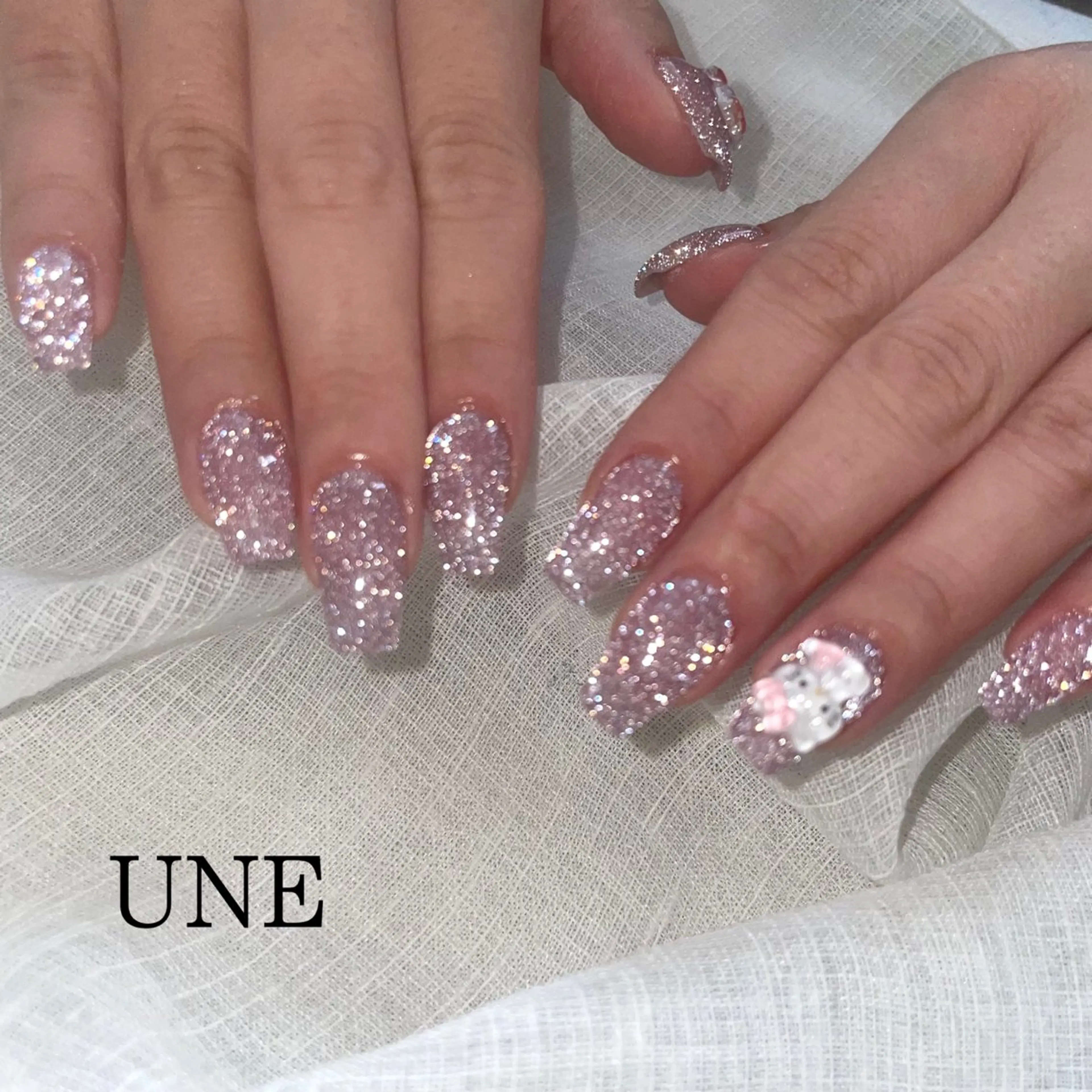 ネイル フラッシュネイル キラキラネイル UNE.【ユヌ】 Jr.NANAのネイルデザイン