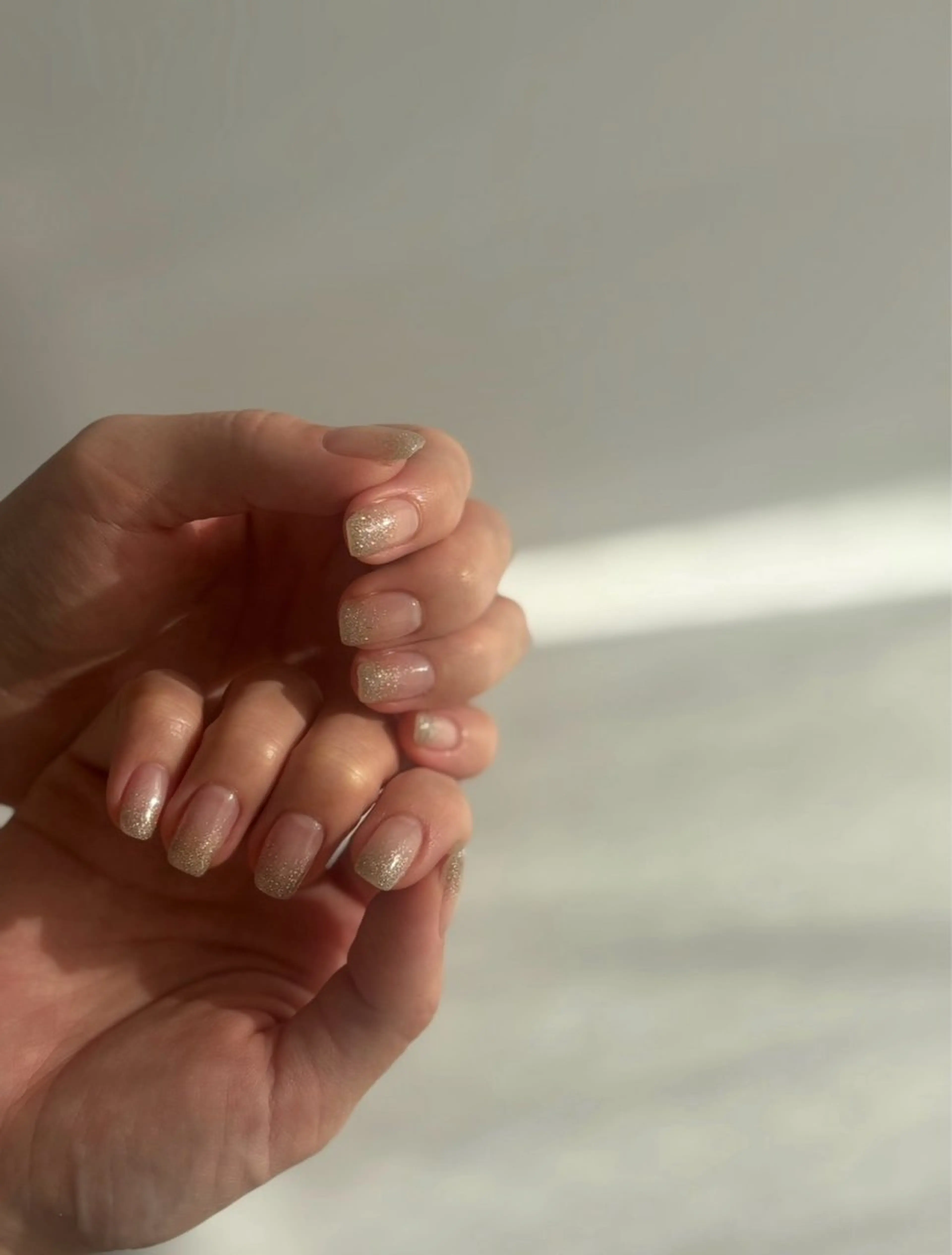 ネイル グラデーション ラメ(グリッター) シルバー シンプルネイル ハンドネイル フットネイル ハンドケア Elio所属・Elio 国泰寺のネイルデザイン