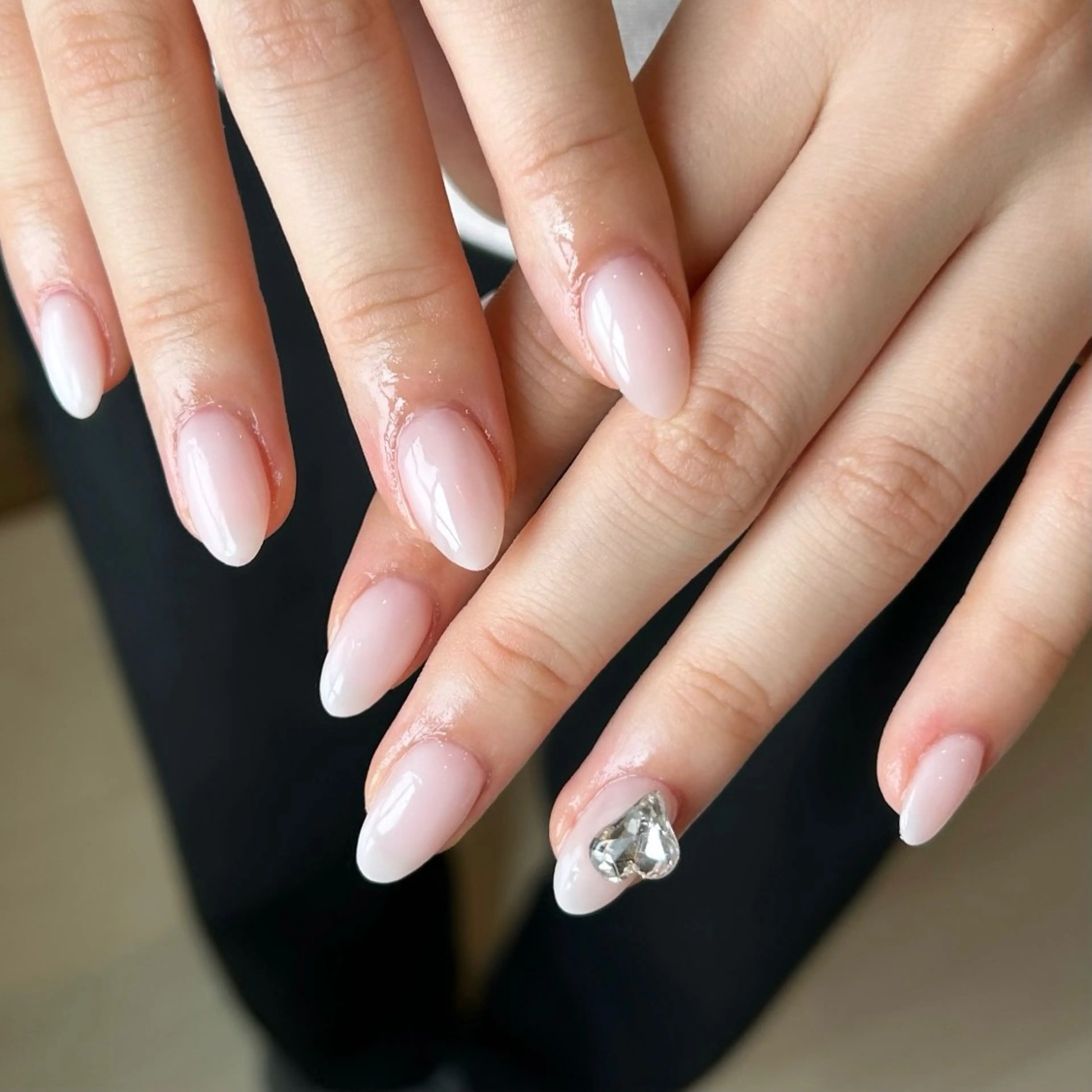 ネイル ハート ワンカラーネイル ストーンネイル ホワイト 寺尾 美咲のネイルデザイン