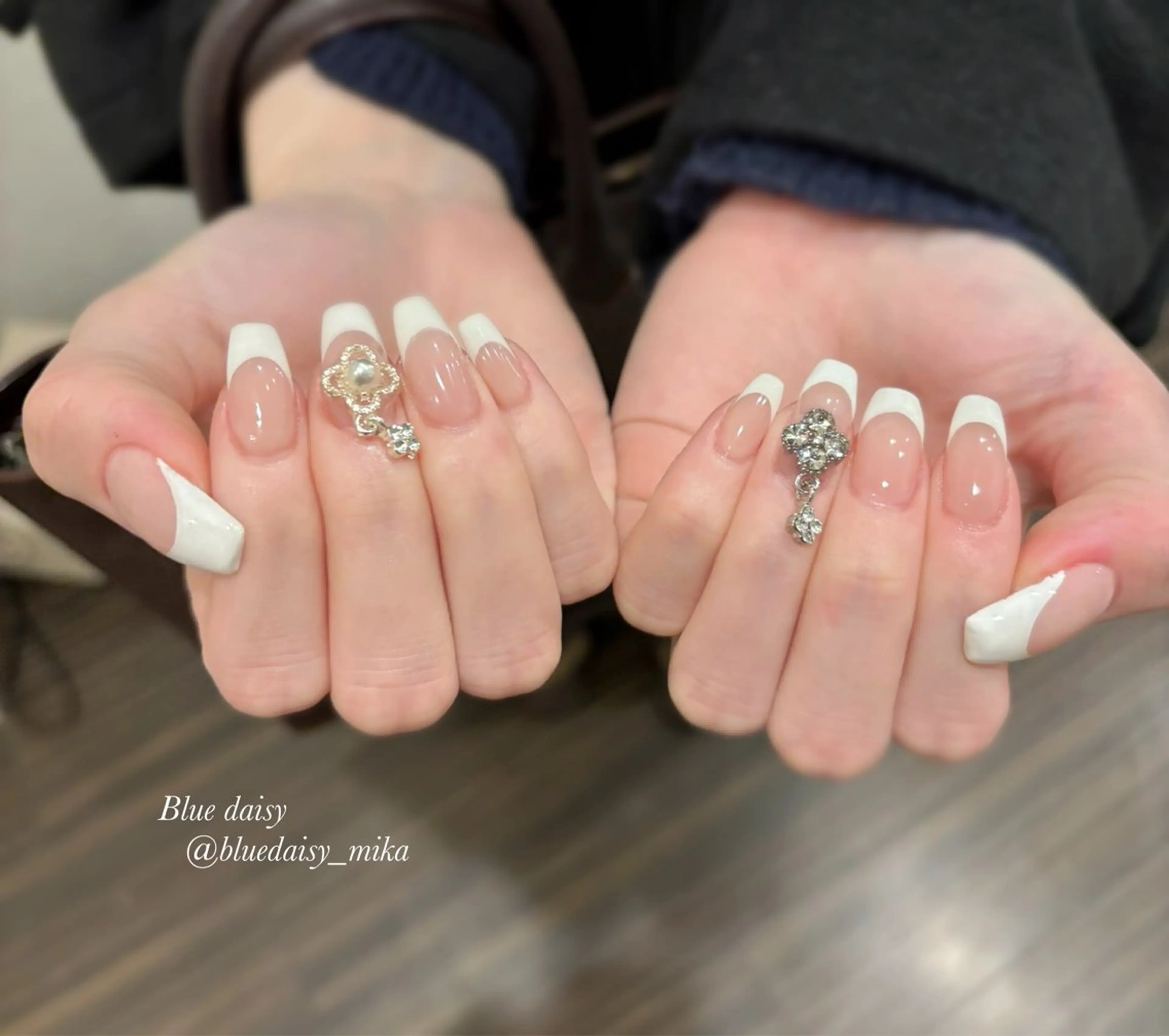 ネイル フレンチネイル ハンドネイル Blue daisy 栄本店のネイルデザイン