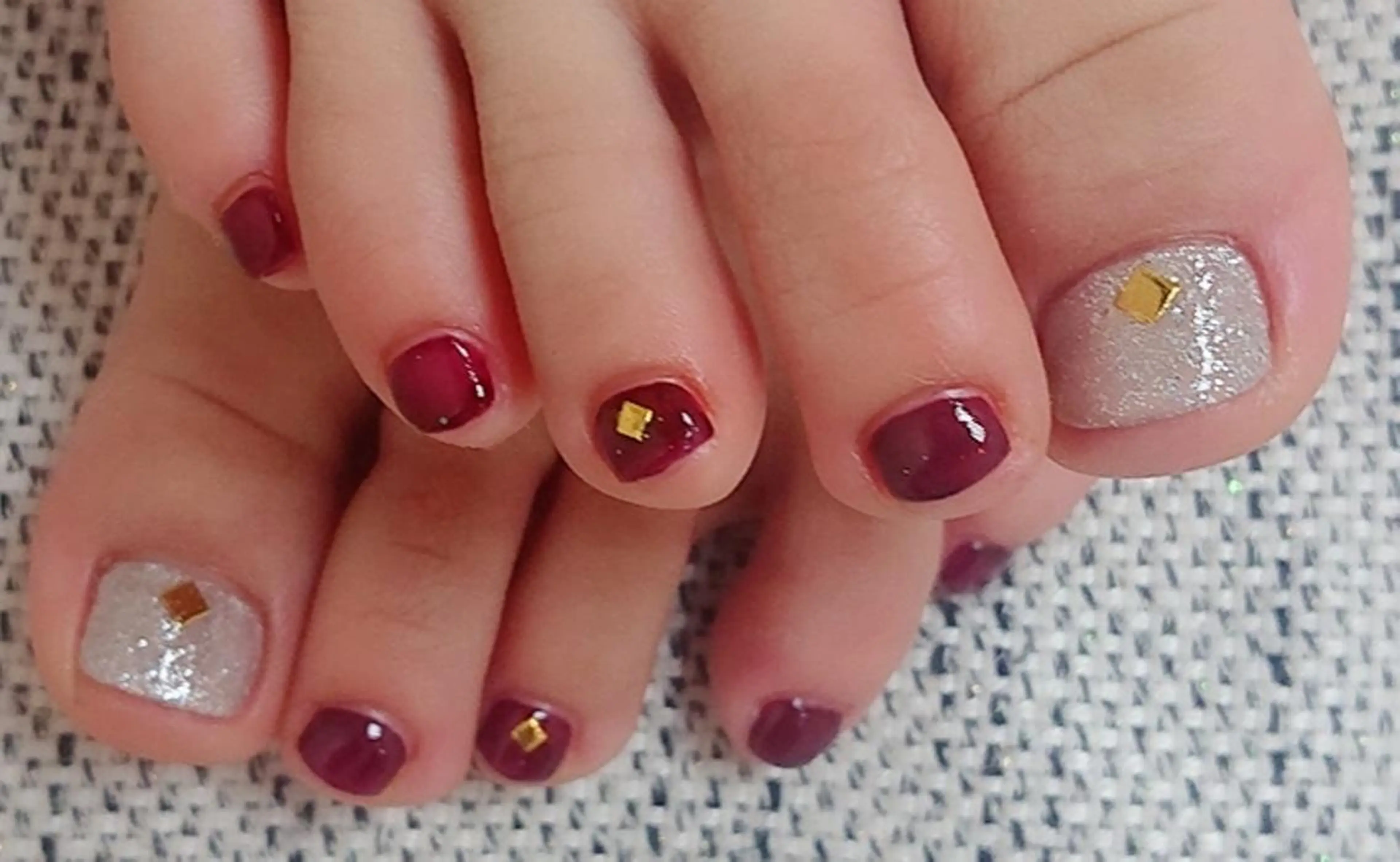 ネイル ボルドー クリアネイル ラメ(グリッター) シルバー 🍒当日もOK🍒 𝑳𝑼𝑵𝑨花井のネイルデザイン