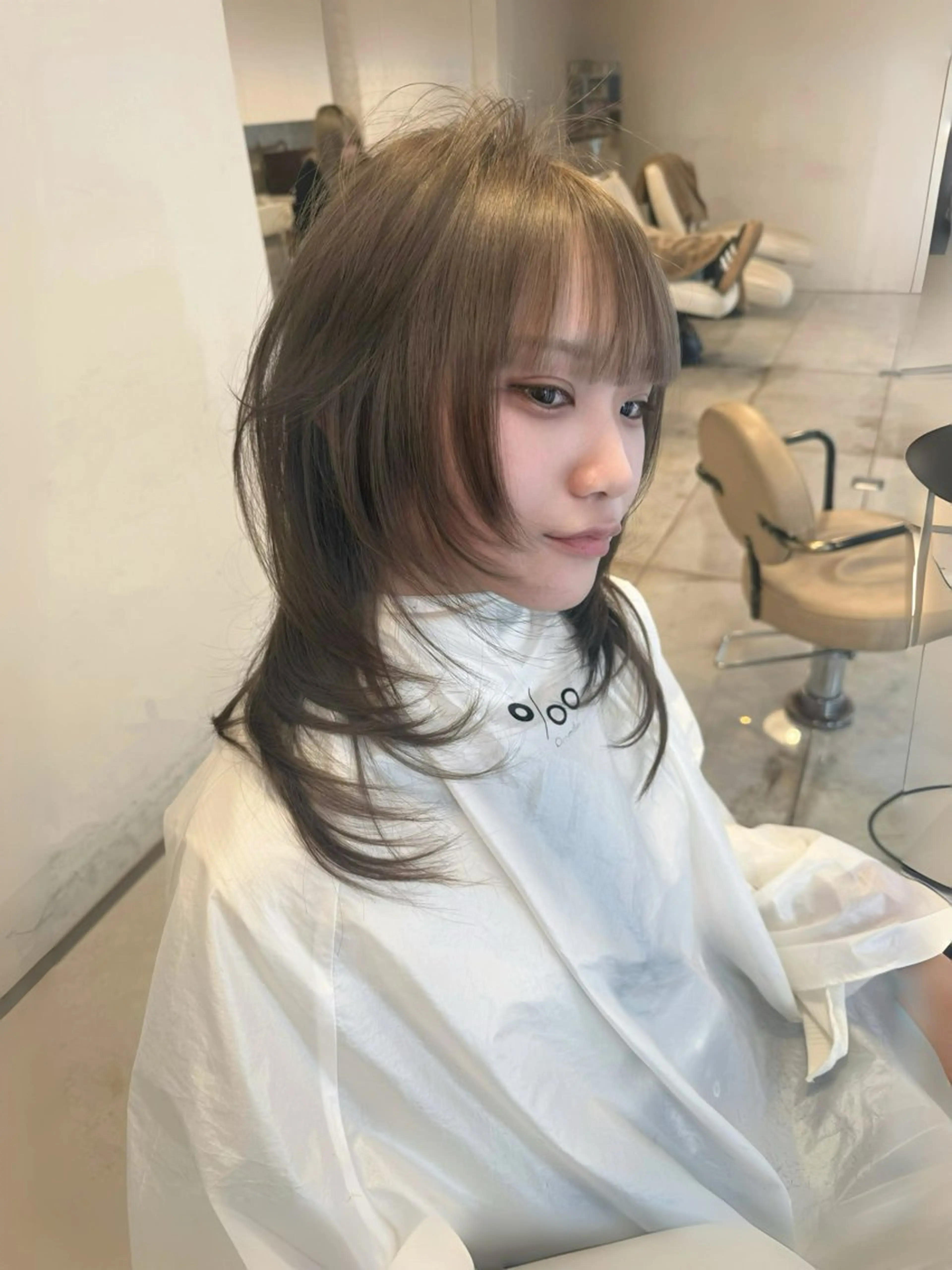 ミディアム カラー ベージュカラー 透明感カラー オリーブベージュ レイヤーカット カット ヘアカラー トリートメント ヘッドスパ ヘアセット HARUNA/原宿/ デザイン/カットのヘアスタイル