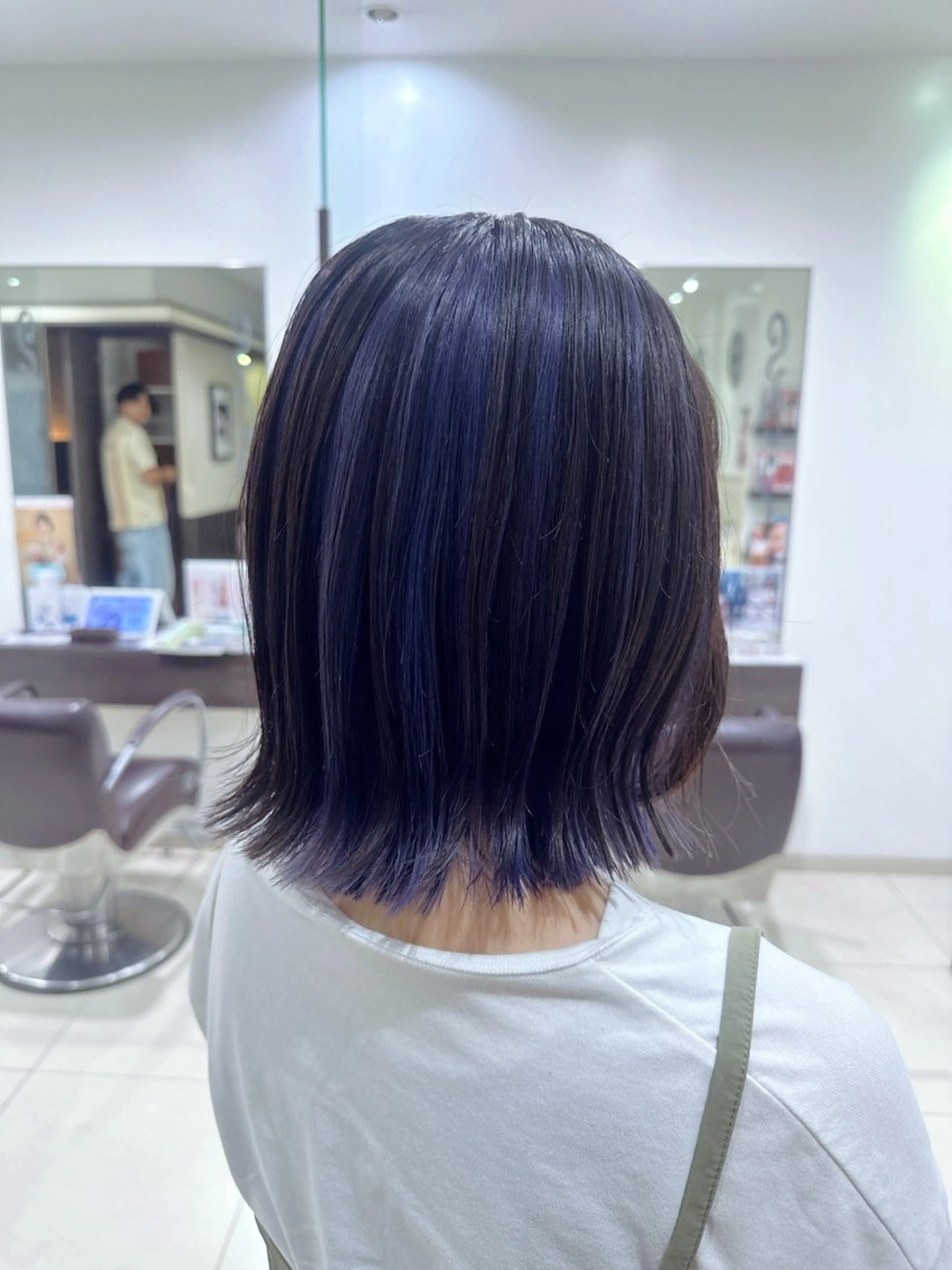ミディアム レイヤー 艶々カラーのヘアスタイル
