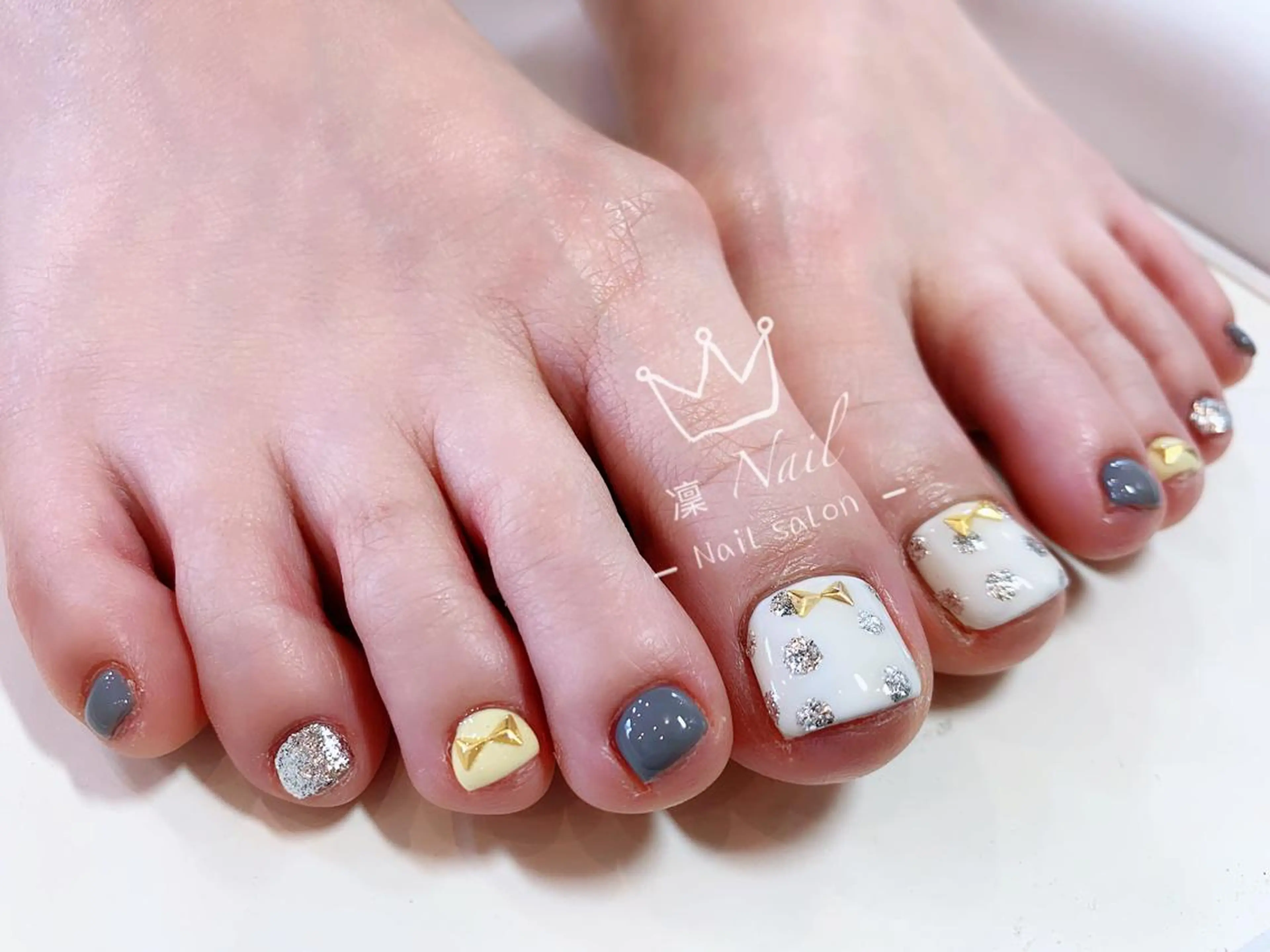 ショート カラー ネイル ドット Le’a NailSalonのネイルデザイン