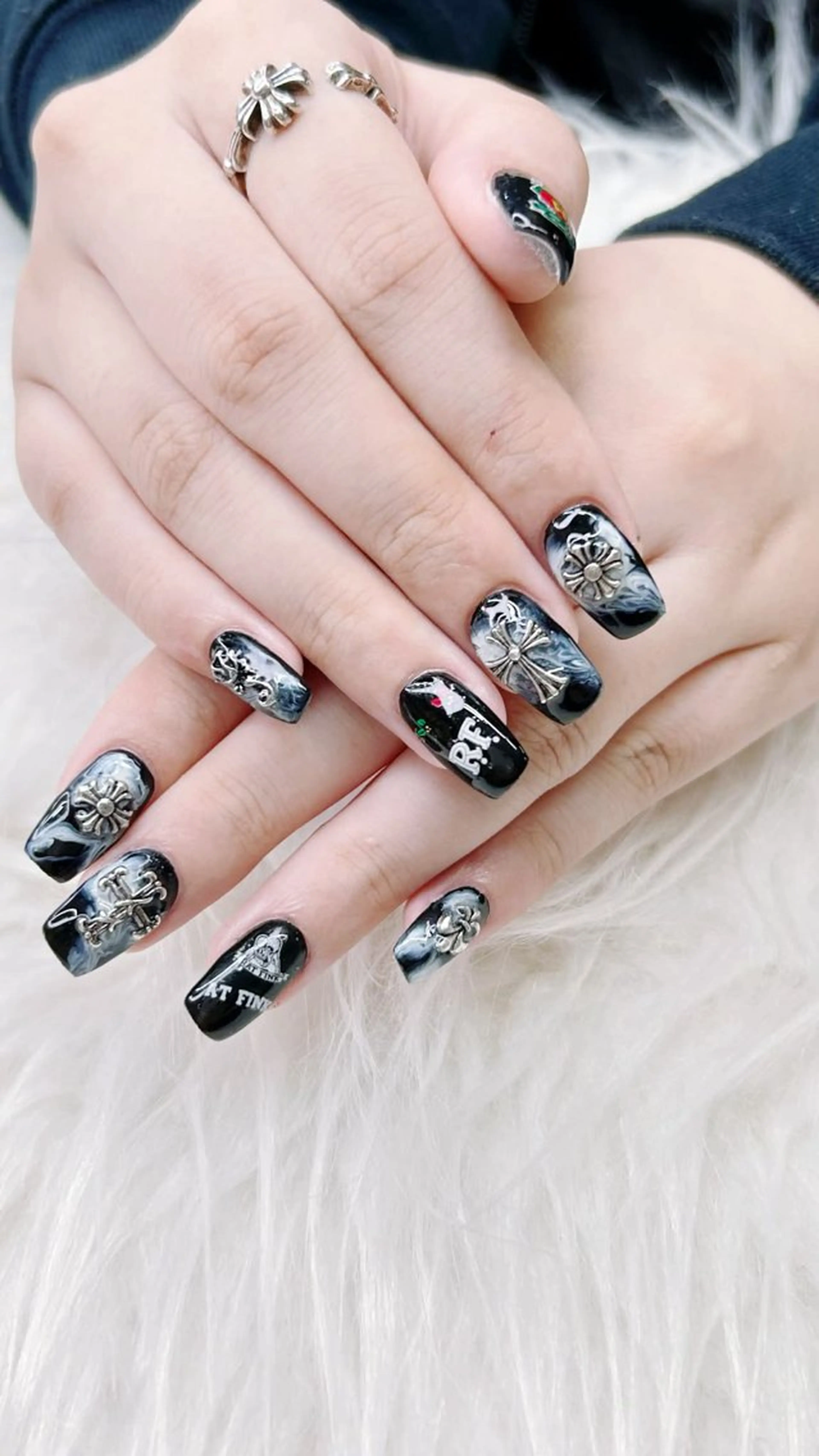 ネイル ハンドネイル salon GOLD フォンのネイルデザイン