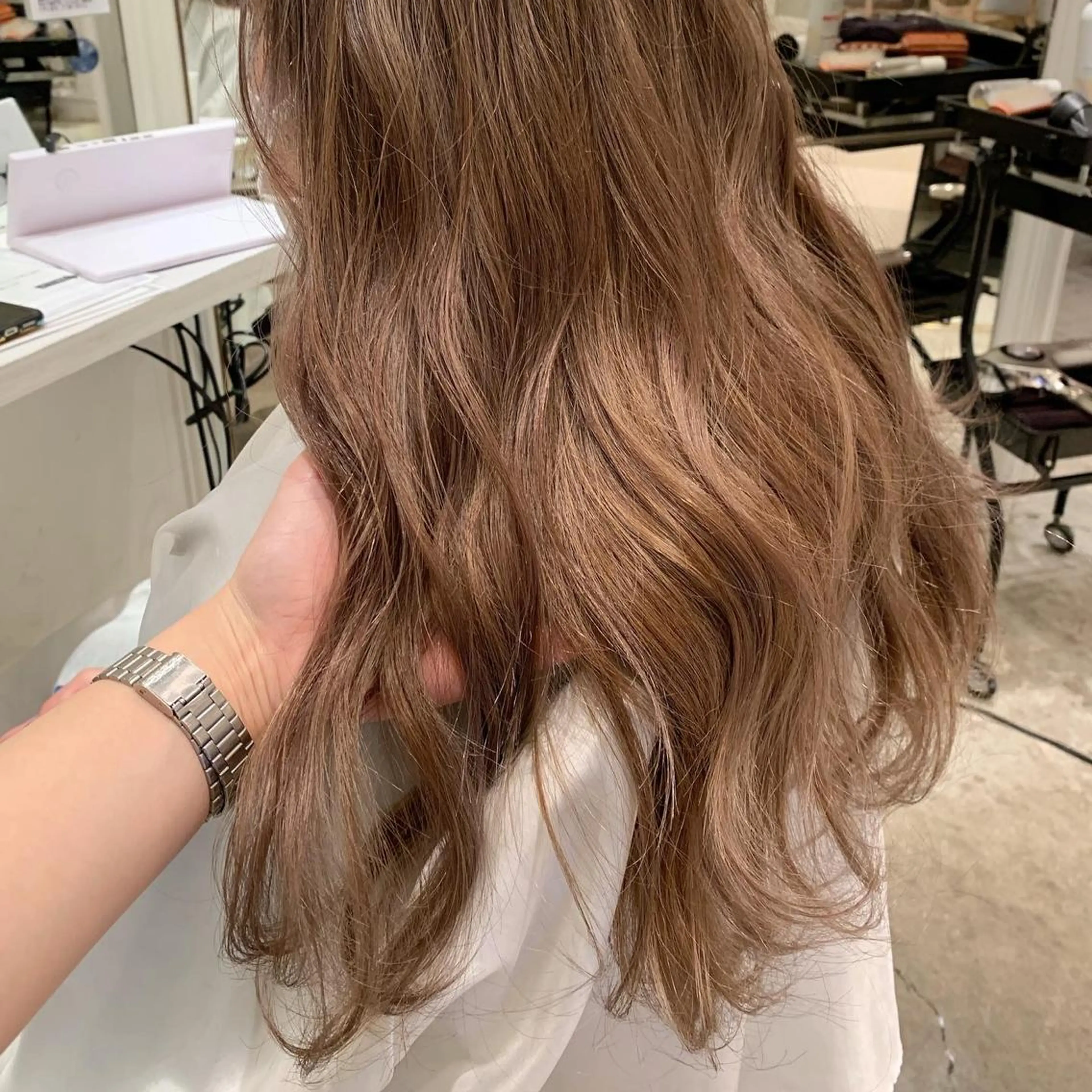 ロング カラー SAKINO． ベージュカラーのヘアスタイル
