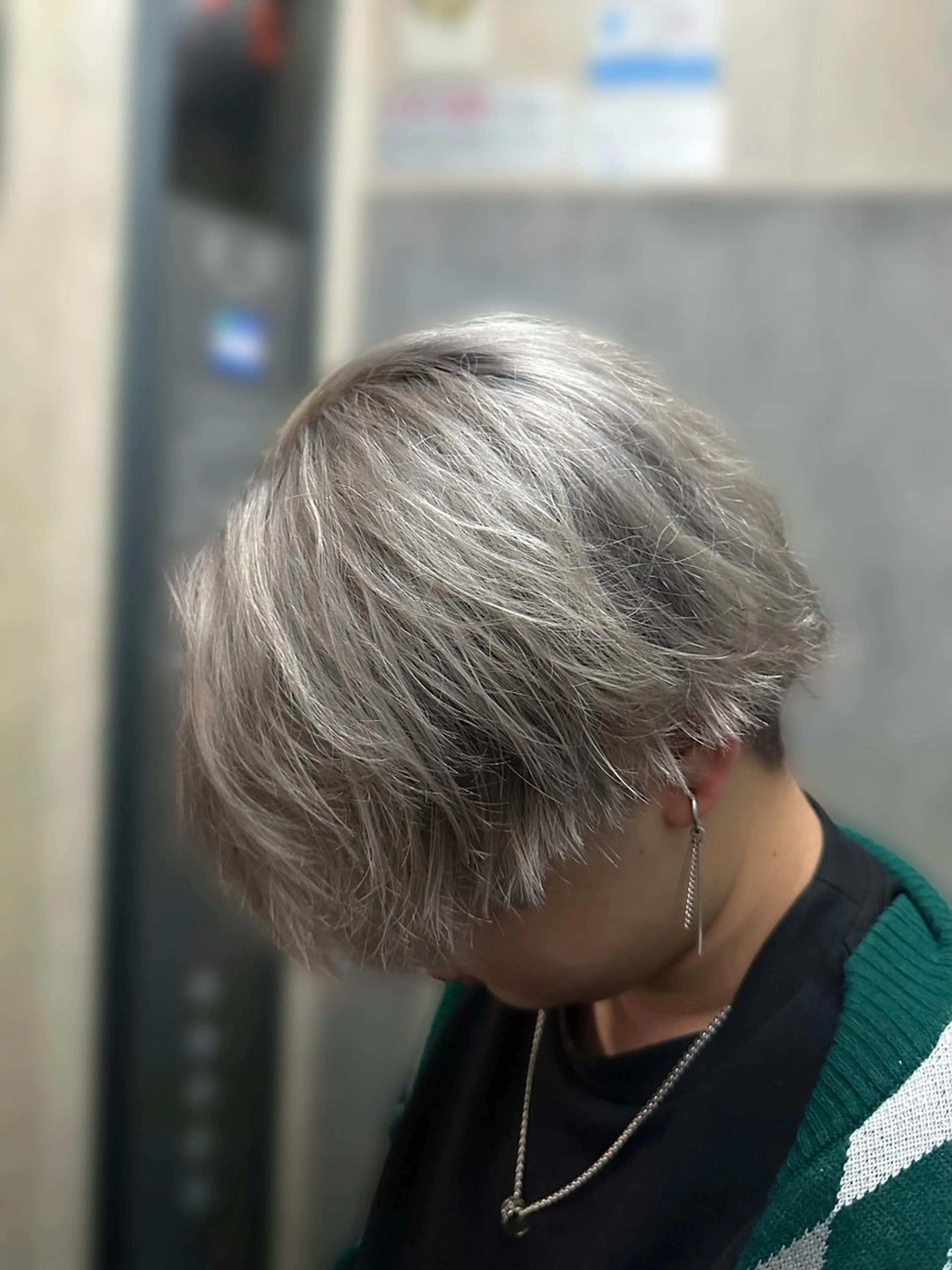 ミディアム カラー ヘアアレンジ メンズ メンズブリーチ センターパート ブリーチ シルバー ヘアカラー メンズNo.1美容師 Coshoのヘアスタイル