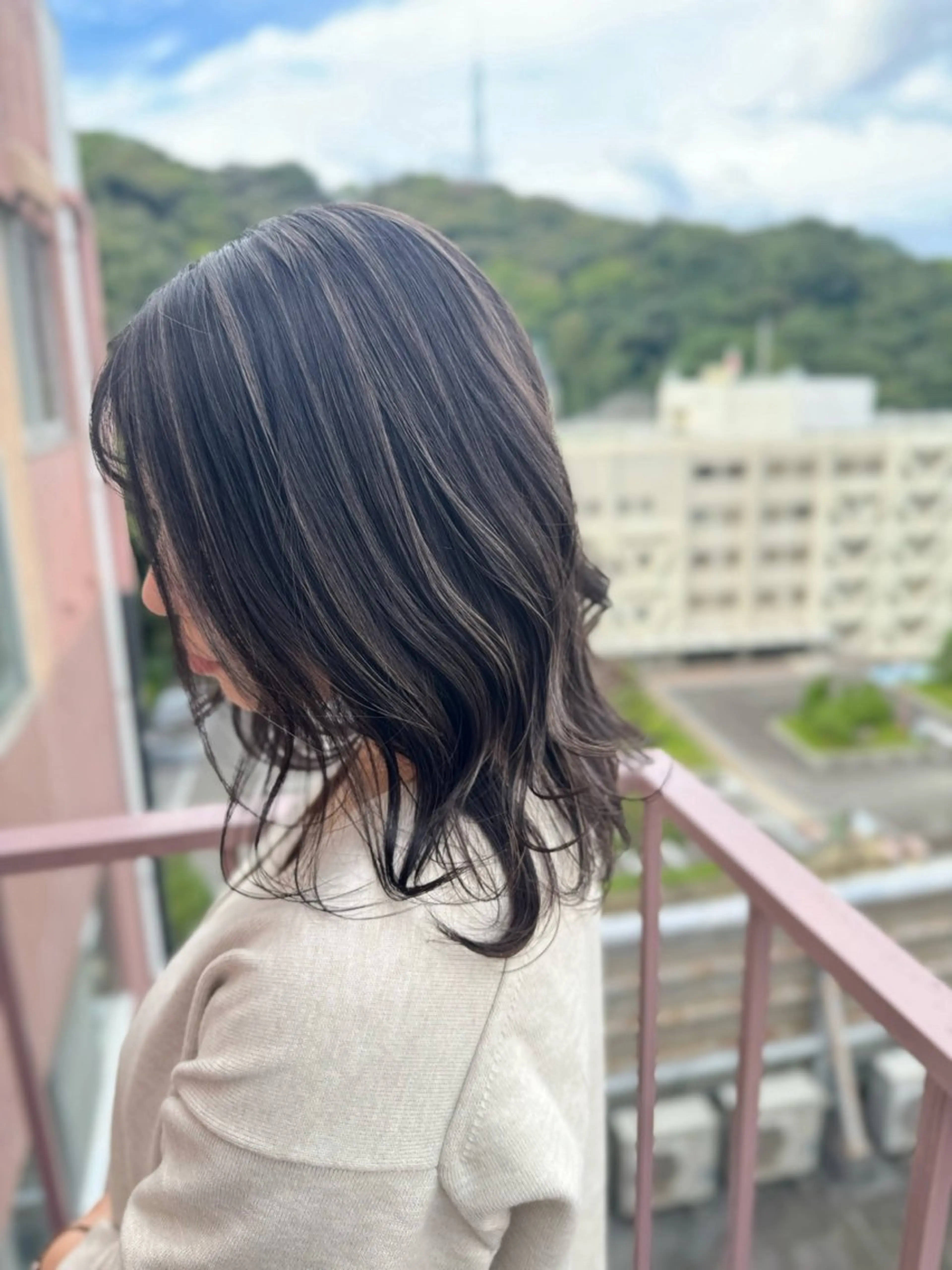 ミディアム カラー ハイライトカラー ハイライト ヘアカラー Viage （ビアージュ）のヘアスタイル